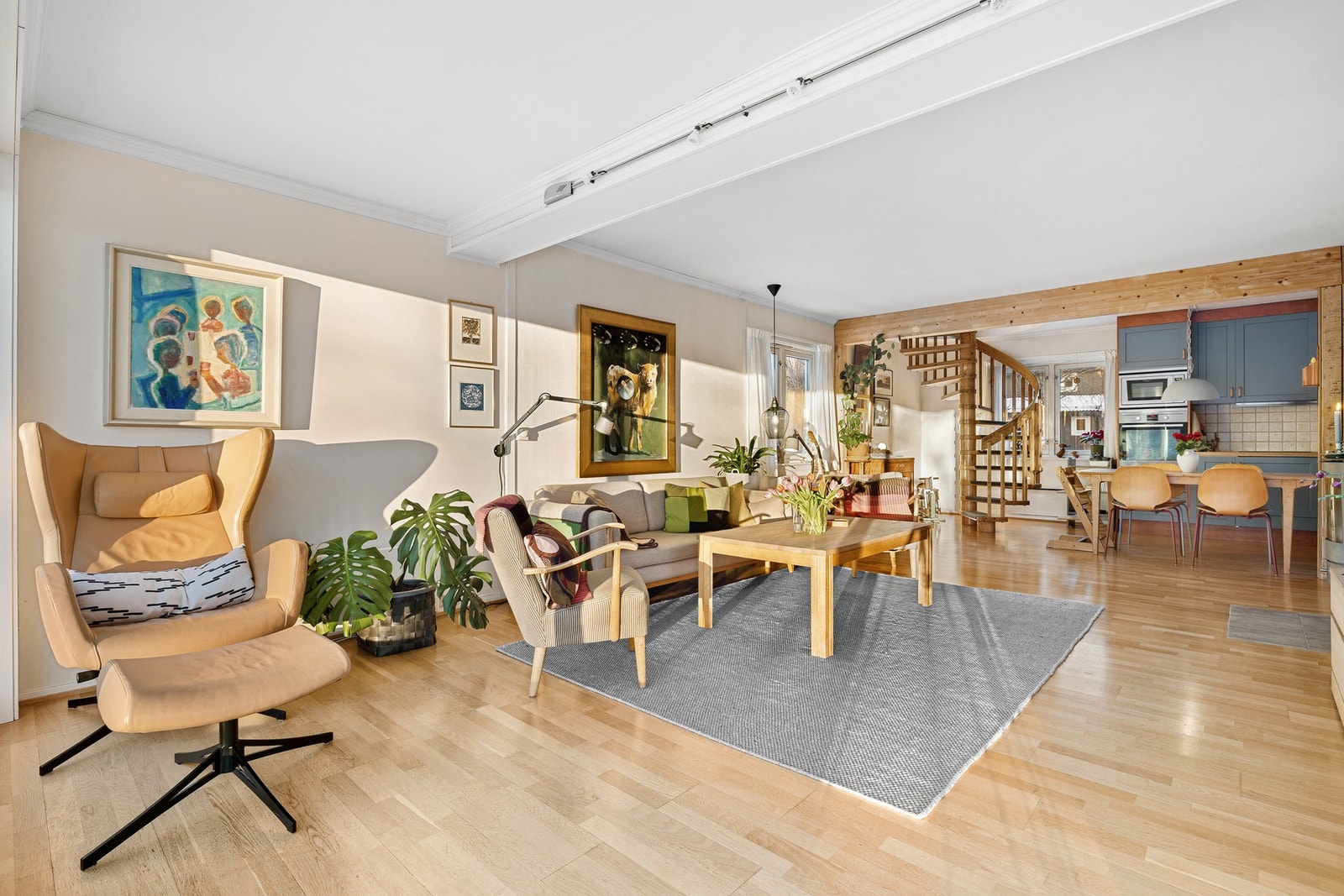 Vinduer på flere sider av rommet bidrar til en luftig og god atmosfære. Galleribilde