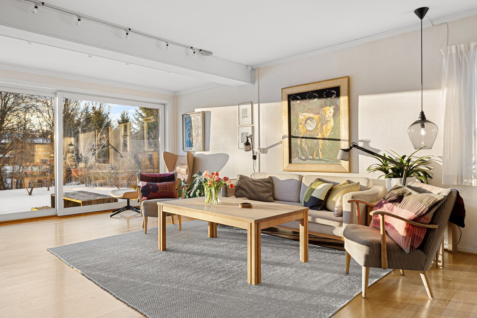 God plass til en stor hjørnesofa og tilhørende TV-møblement. Galleribilde