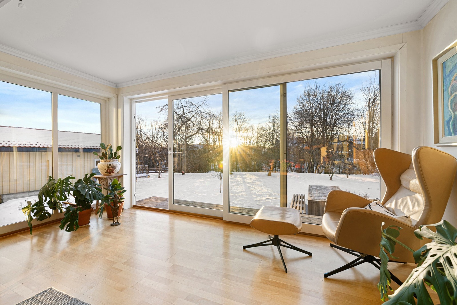 Stuens tilbygg har store vindusflater og direkte utgang til hagen. Galleribilde