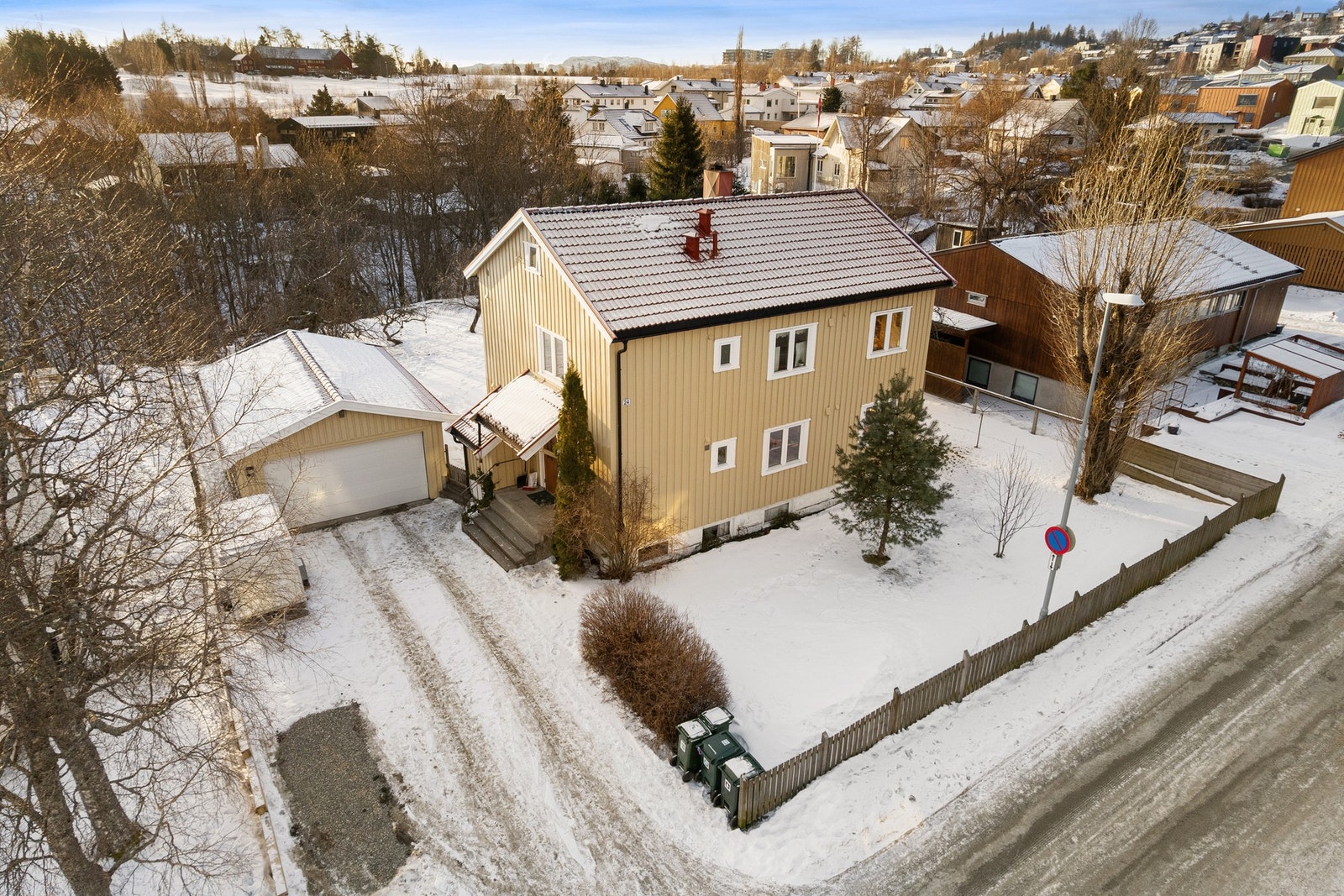 Havstein er et trygt og hyggelig boligområde med nærhet til både Bymarka, barnehage og barneskole, nærbutikk på Rema 1000 Havstein og metrobuss som tar deg til sentrum på ca. 10 minutter. Galleribilde