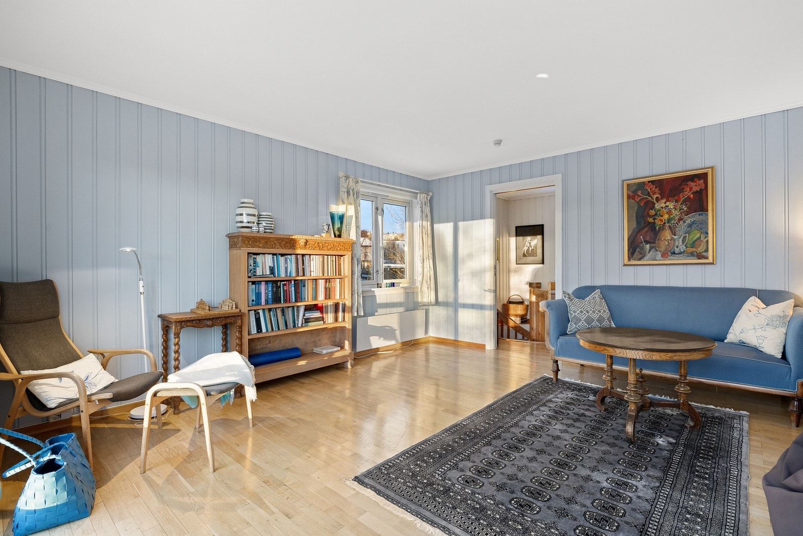 Stuen er på 19 kvm og har god plass til flere ulike møbleringsløsninger. Galleribilde