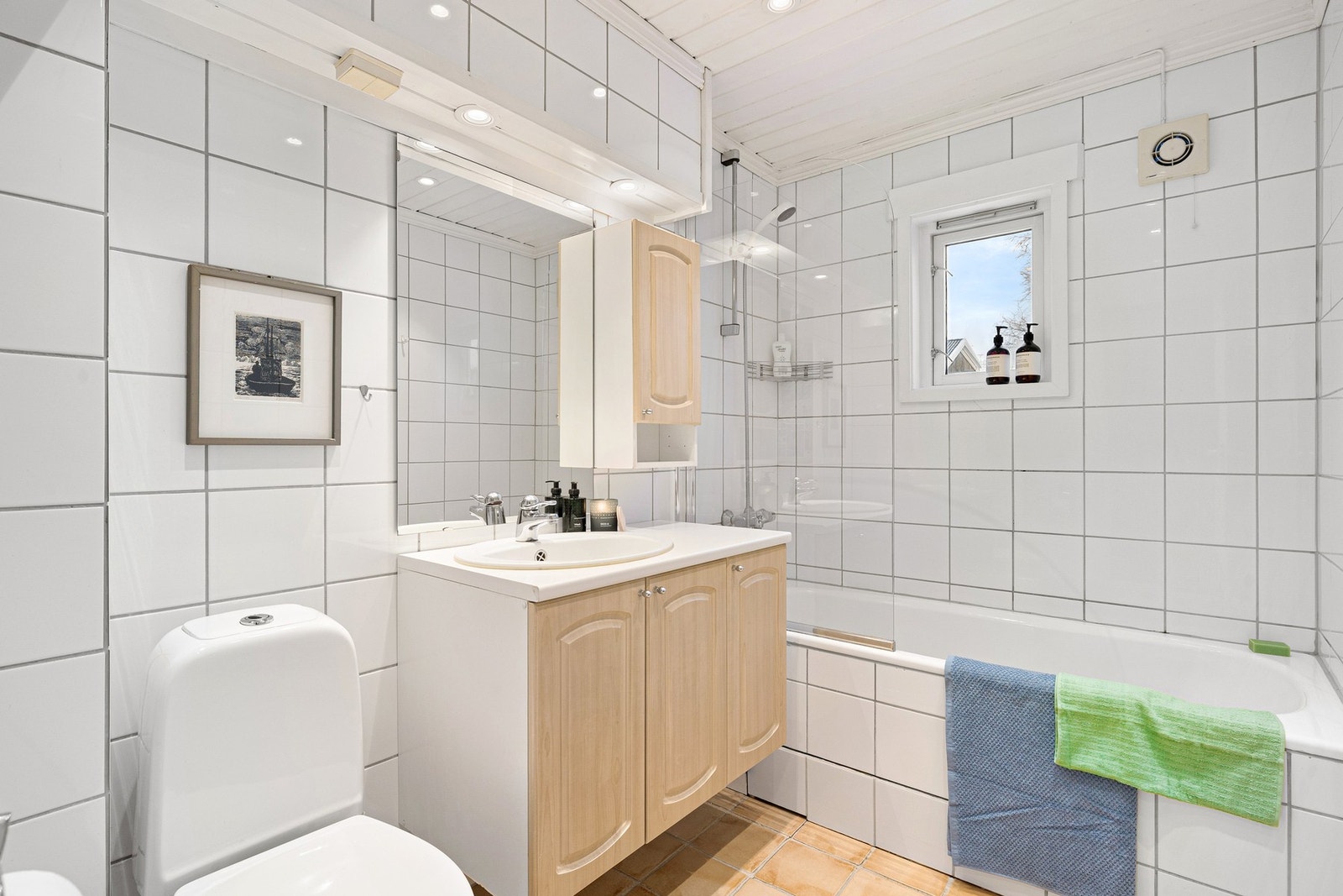 Flislagt bad med behagelig gulvvarme, downlights i himling og integrert badekar. Galleribilde