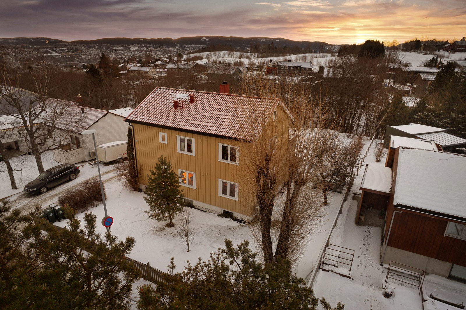 Boligen går over tre etasjer, og har en innredet hybelleilighet i 2. etasje. Galleribilde