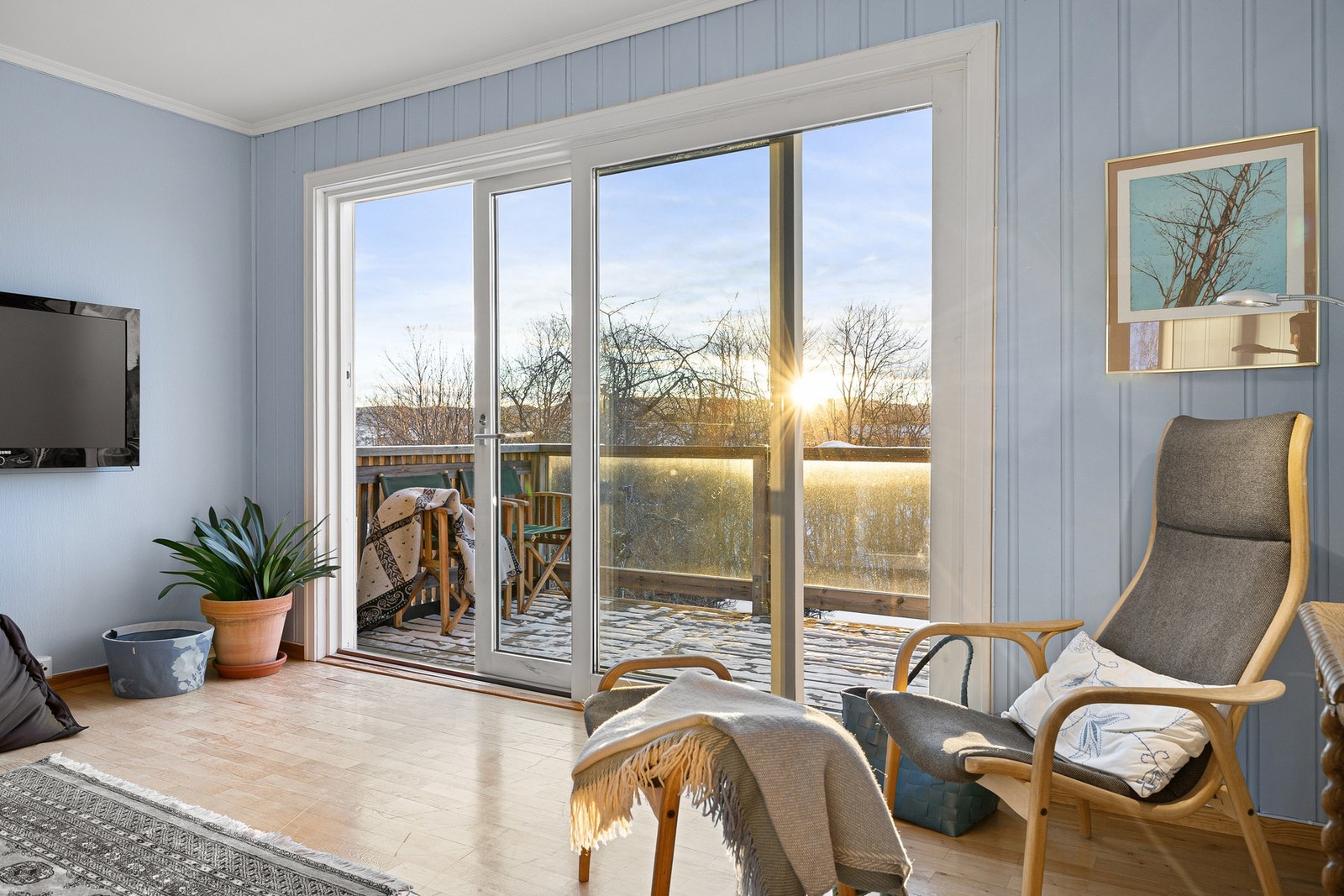 Stuen har direkte utgang til en stor og solrik veranda. Galleribilde