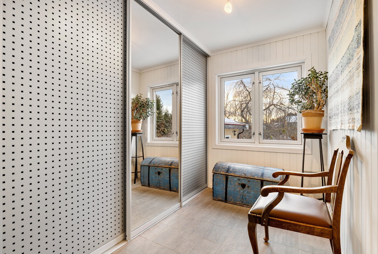 I gangen er det god plass til sko og yttertøy i en stor skyvedørsgarderobe. Galleribilde