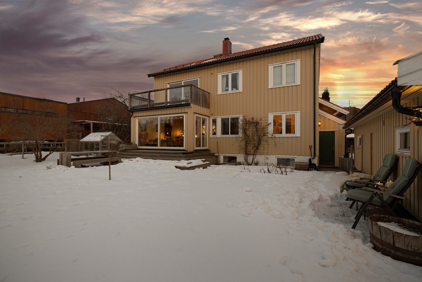 En av eiendommens aller beste kvaliteter er den store, skjermede hagen som strekker seg på begge sider av huset Galleribilde