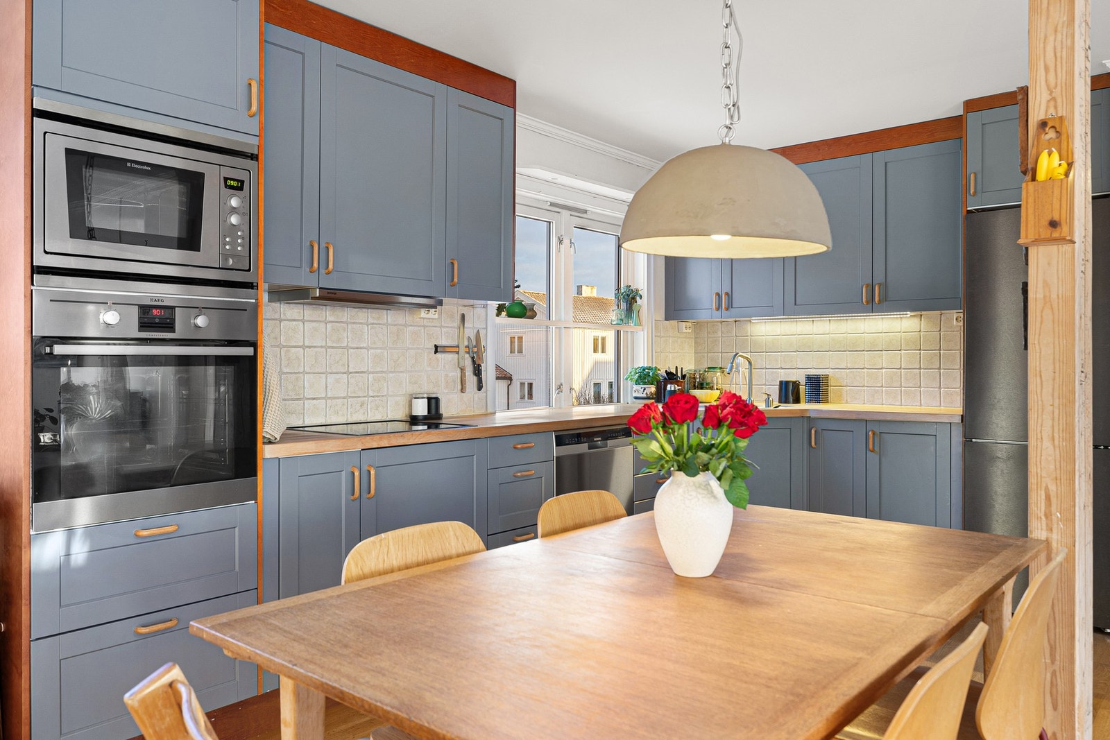 Integrerte hvitevarer består av platetopp, opplegg for vaskemaskin samt mikrobølgeovn og stekeovn plassert i praktisk arbeidshøyde. Galleribilde