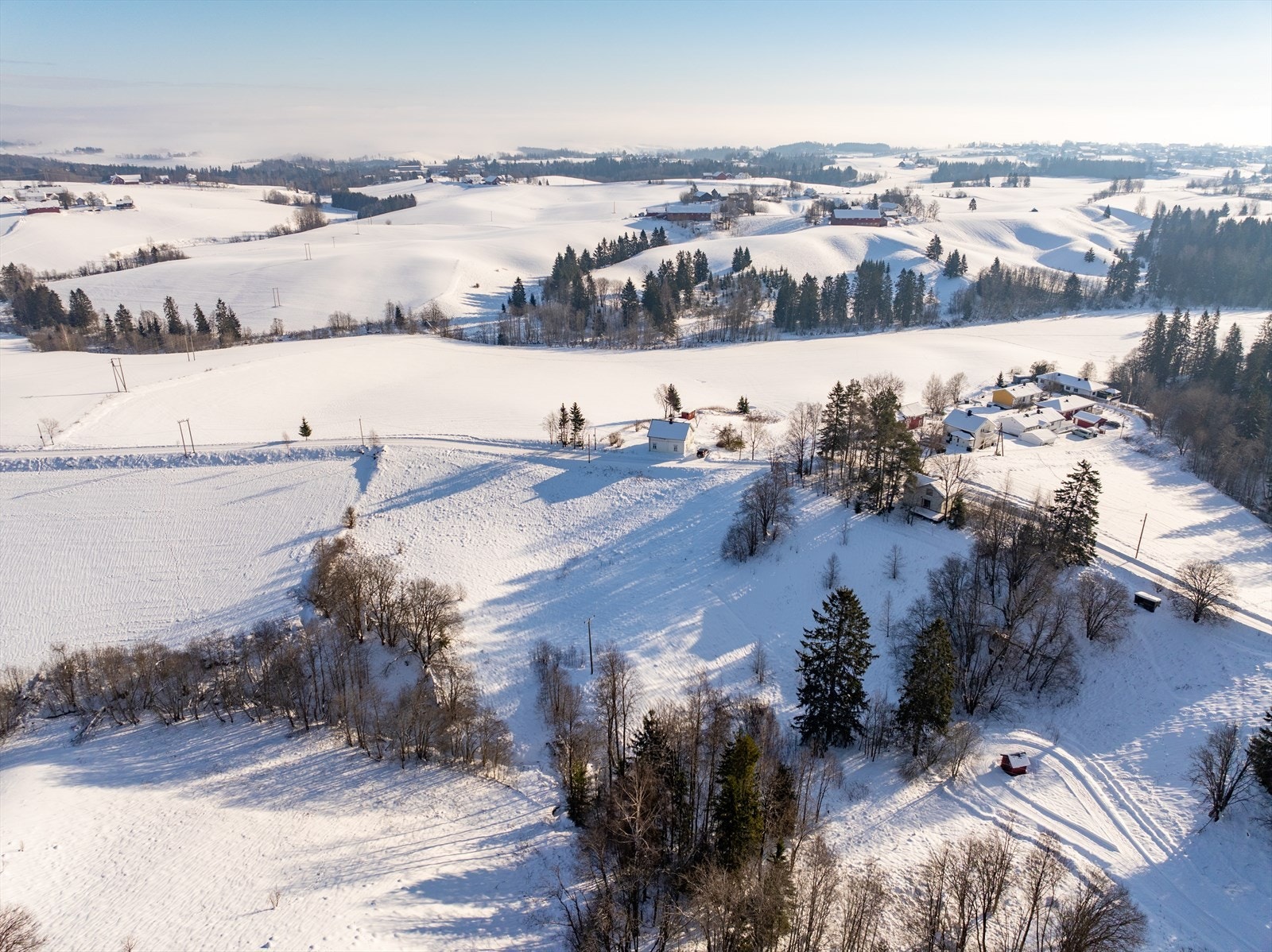 Hovedteigen ligger i landlige omgivelser i skrånende terreng. Galleribilde