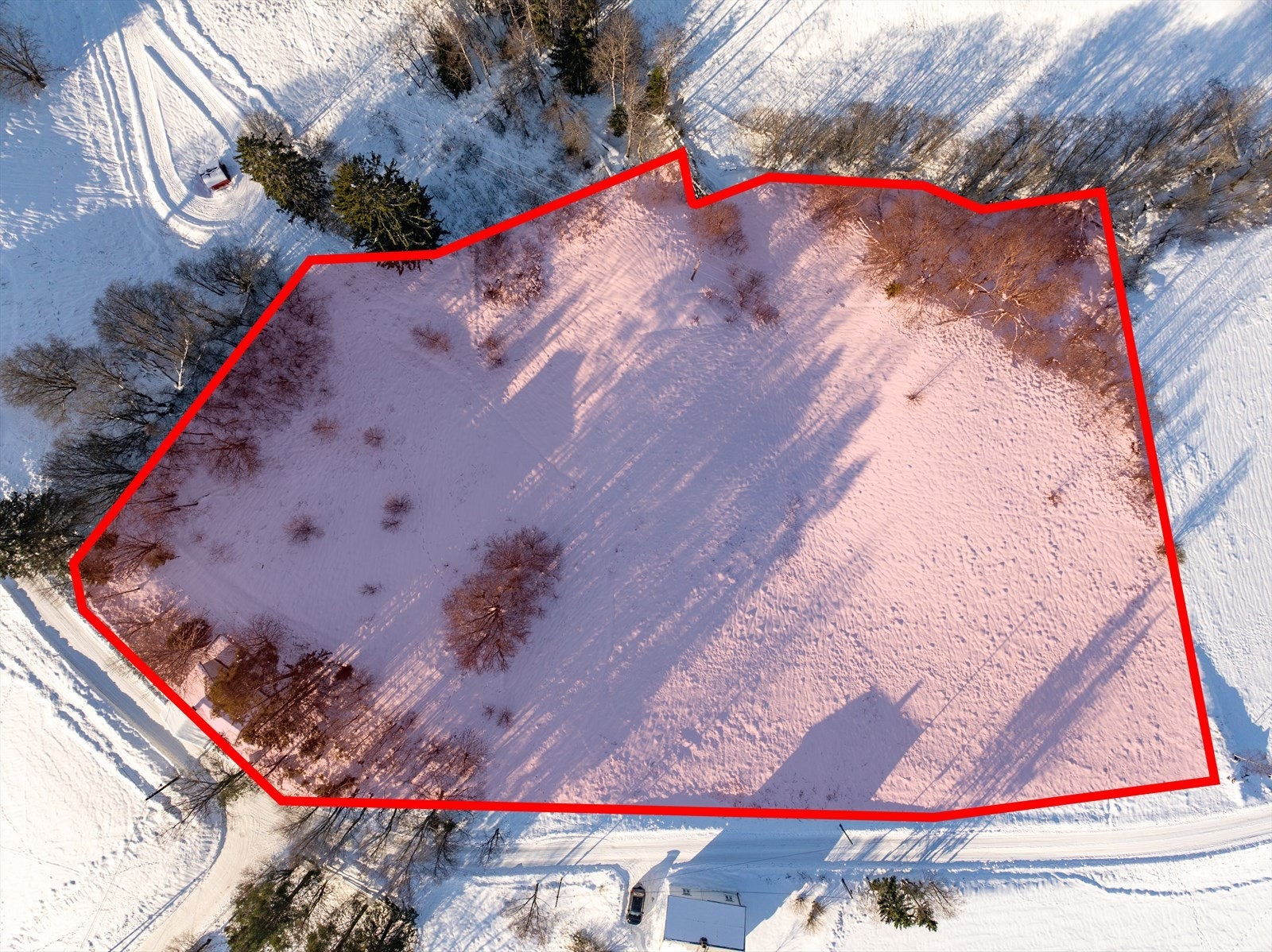 Stor tomt på 11918 kvm som fordeler seg på to teiger. Hovedteig vist med ca grenser på bildet. Det gjøres spesielt oppmerksom på at dette kun er ca grenser og eksakte grenser må sees i vedlagt kart. Galleribilde