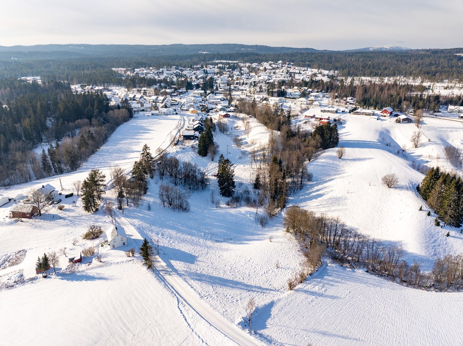 Tomten har familievennlig og sentral beliggenhet i Gjerdrum, med kort vei til dagligvare, apotek, Vinmonopol og øvrige servicetilbud Galleribilde