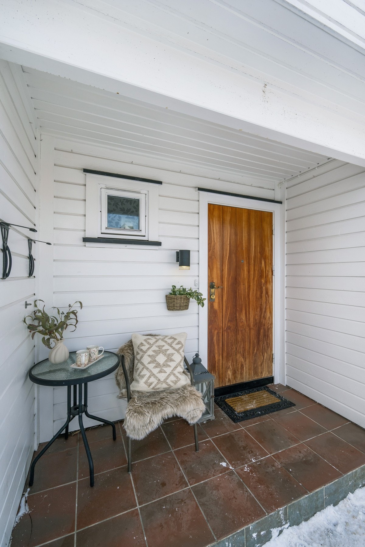 Hyggelig og overbygd inngangsparti med plass til kafesett Galleribilde