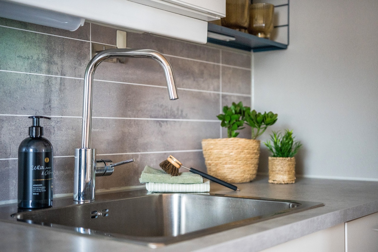 Pen plate mellom benken og overskapene. Galleribilde