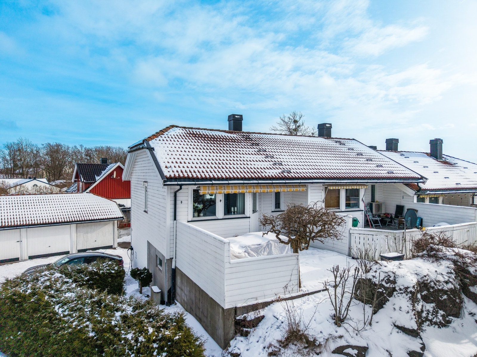Dette er en endeleilighet i 2 etasjer med skjermet og solrik uteplass. Ved lett duskregn eller sterk sol kan man benytte terrassemarkisen Galleribilde