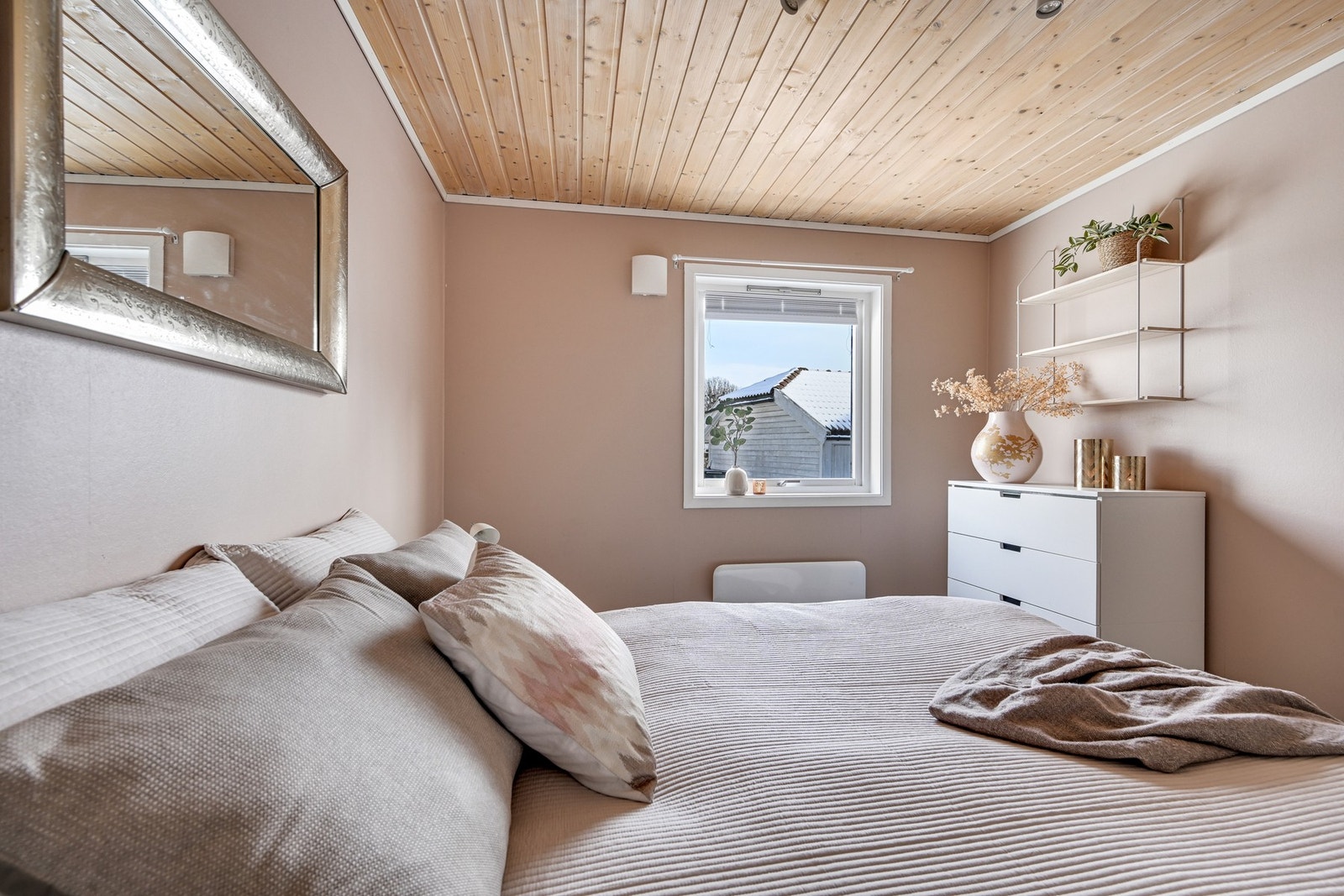 Det er montert panelovn under vinduet på begge soverommene Galleribilde