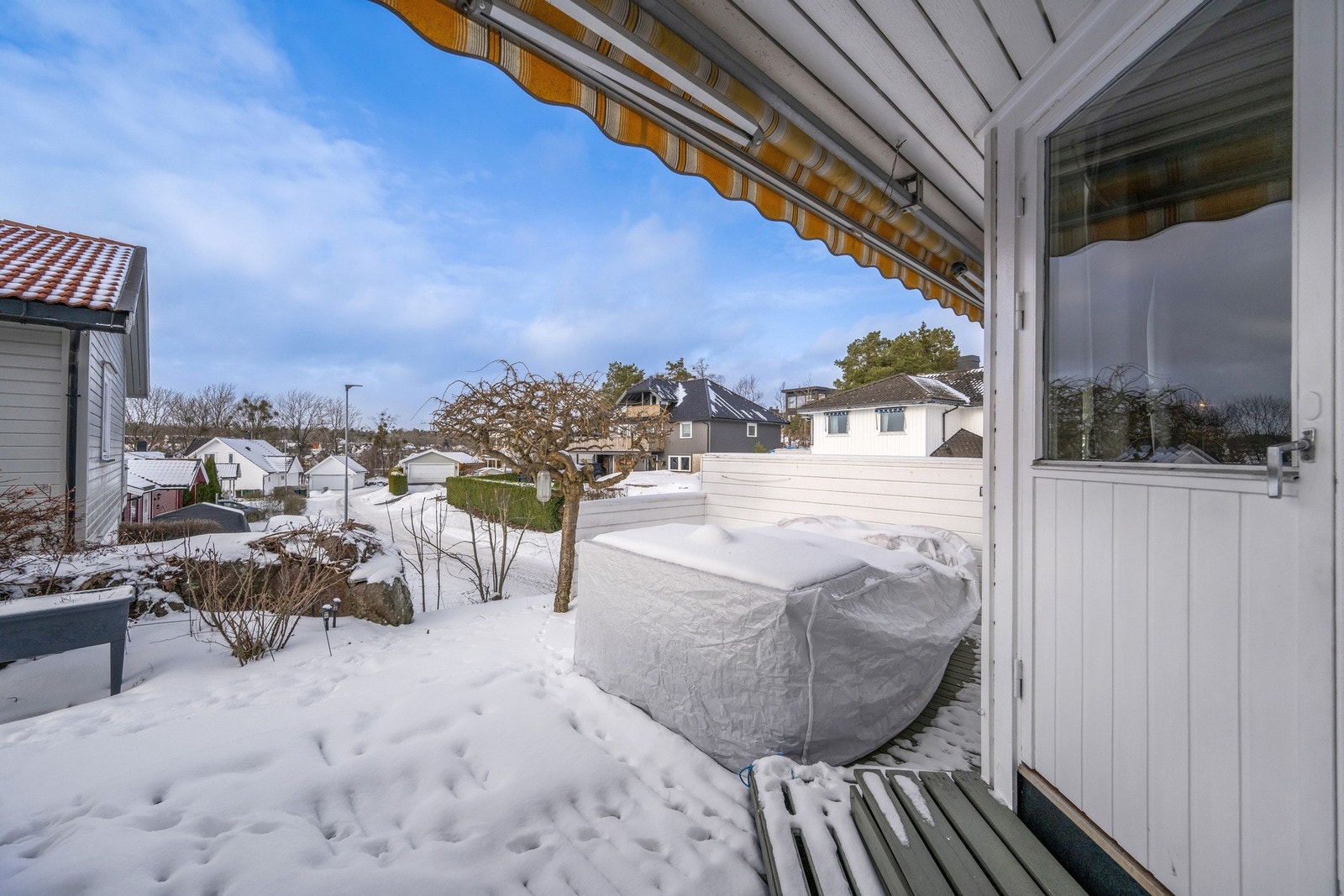 Hyggelig og veletablert boligområdet med gangavstand til bla. sentrum med kjøpesentre, kafeer, kino mm. Galleribilde