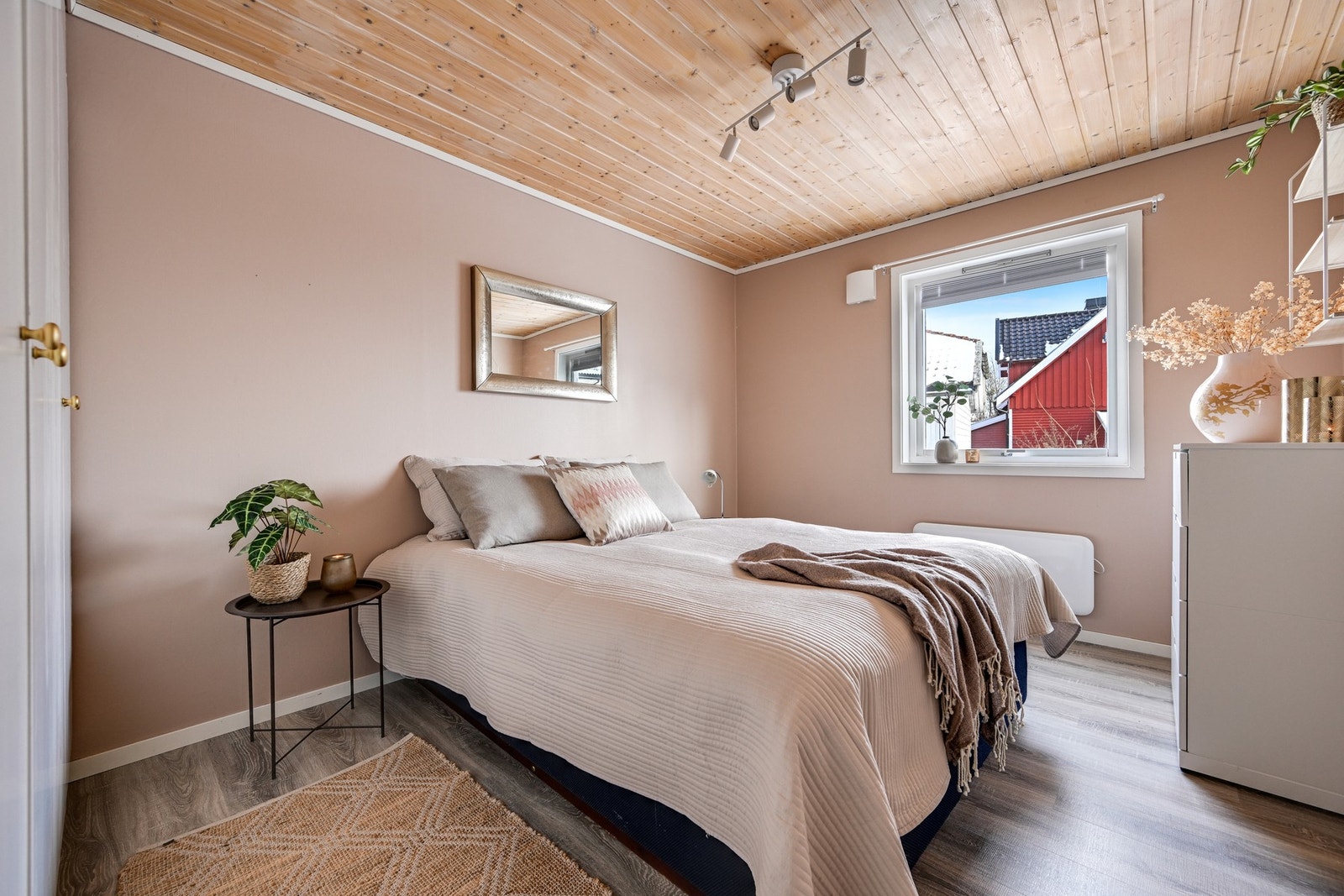 Stort hovedsoverom i 1. etasje med pent gulv, vegger malt i en delikat farge og panel i himling Galleribilde