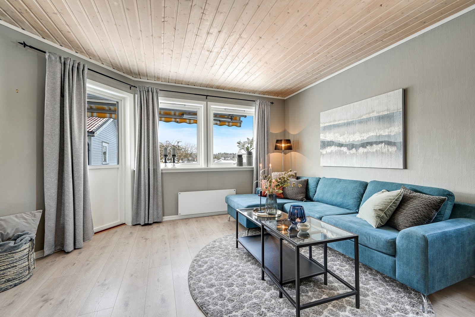 Fra stuen er det utgang til den skjermede og solrike terrassen. Galleribilde