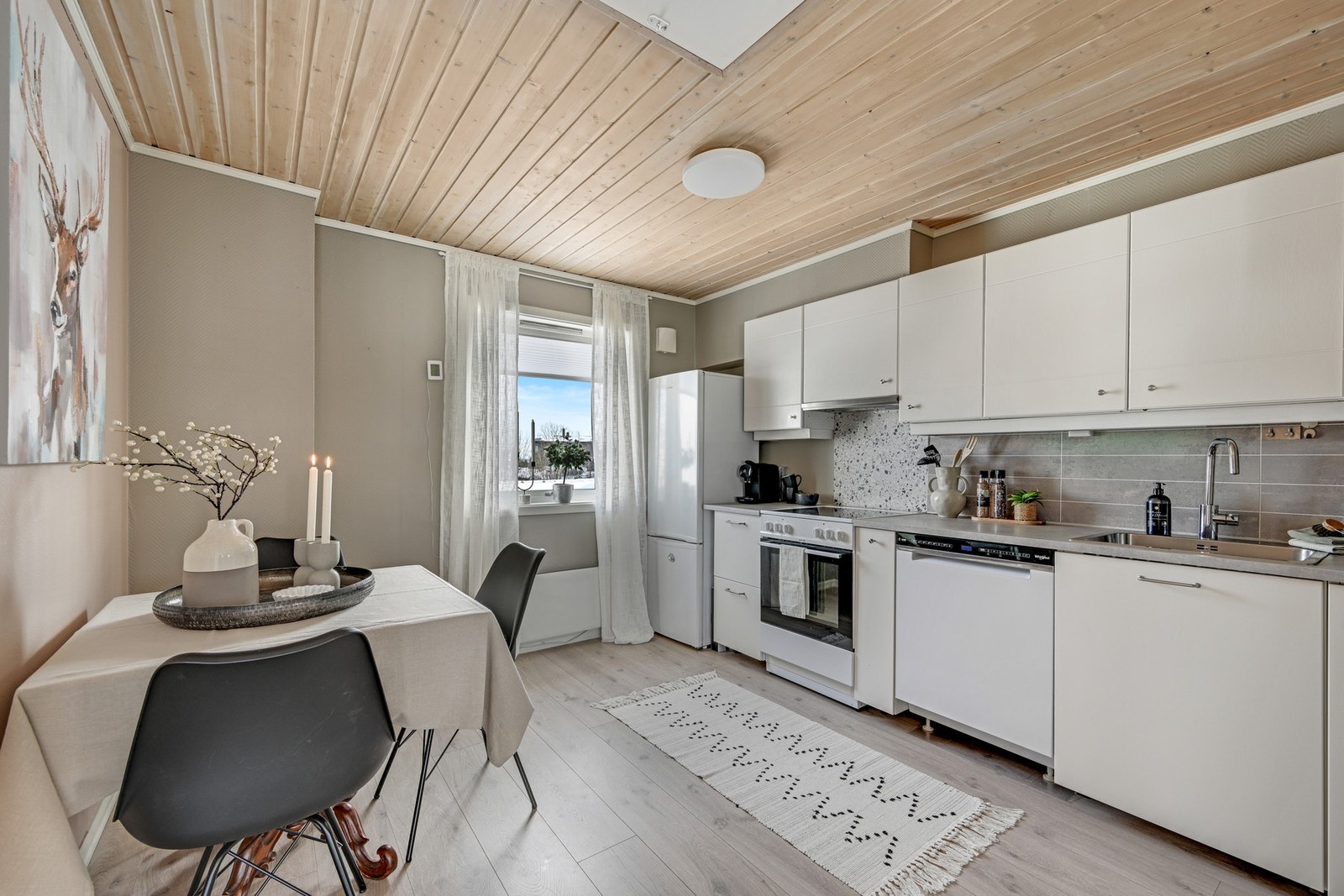 God plass i skap og skuffer på kjøkkenet. Komfyr og oppvaskmaskin medfølger handelen. På kjøkkenet er det lukeadkomst til loftet. Galleribilde