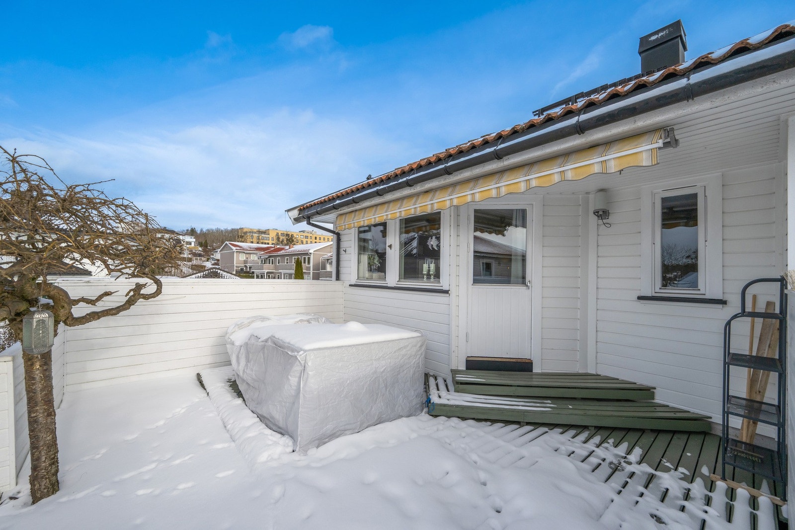 Stor og deilig terrasse skjermet med levegger Galleribilde