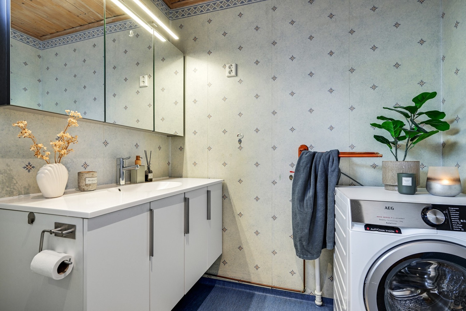 Opplegg for vaskemaskin og tørketrommel på badet Galleribilde