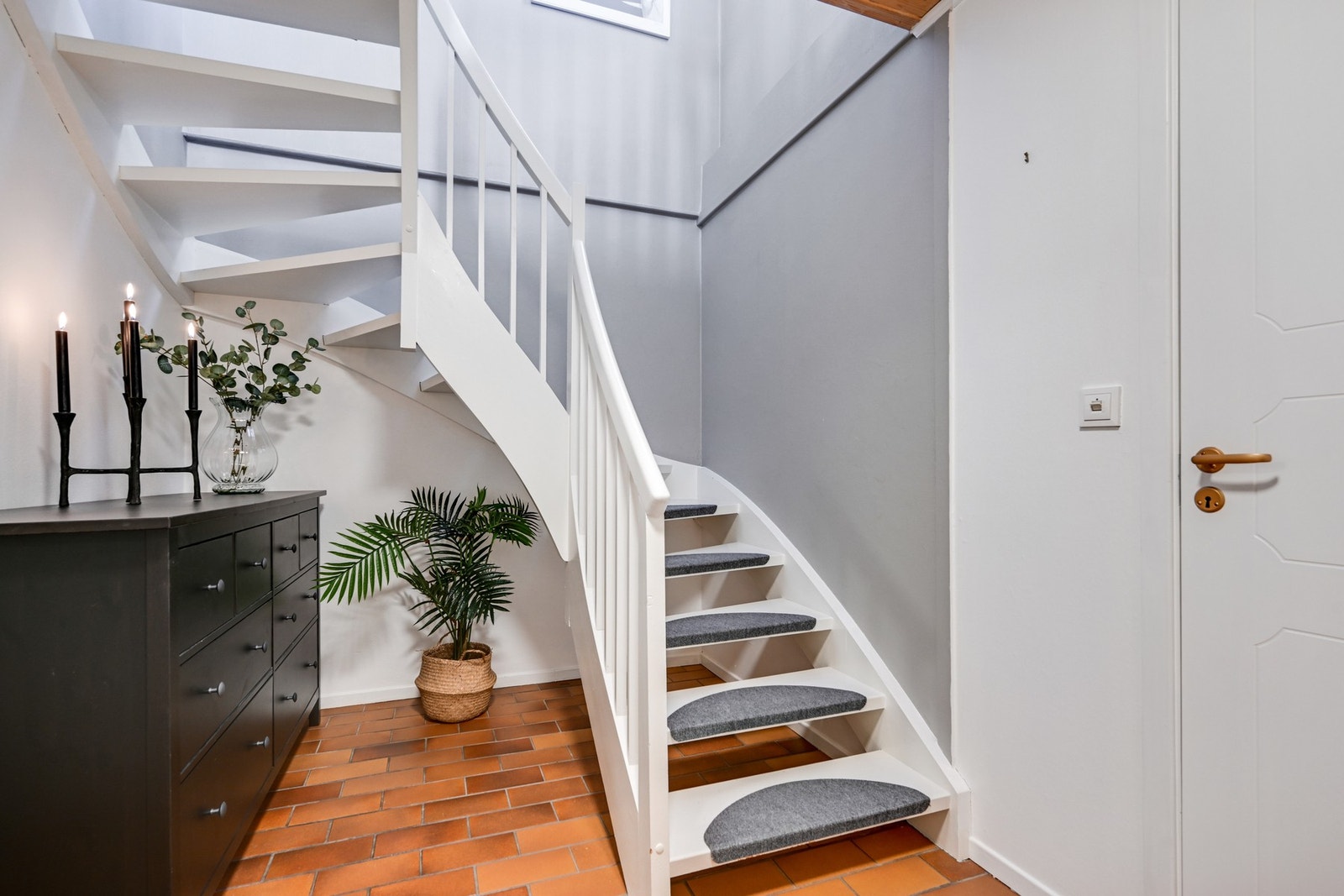 Trappeadkomst med god plass under for de som trenger litt ekstra lagringsplass. Galleribilde