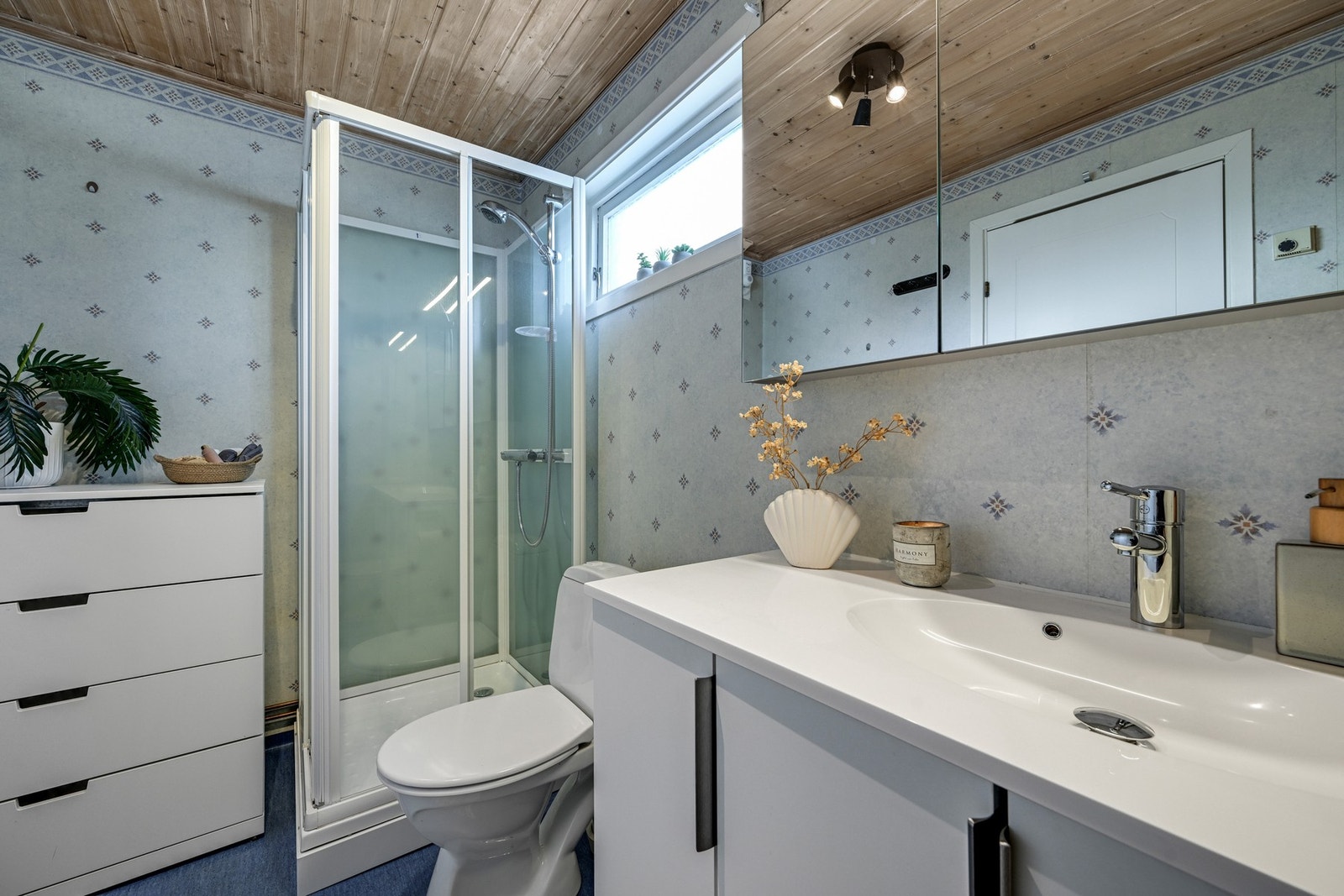 Det er vindu på badet som gir lys inn. Praktisk med dusjkabinett på badet. Galleribilde