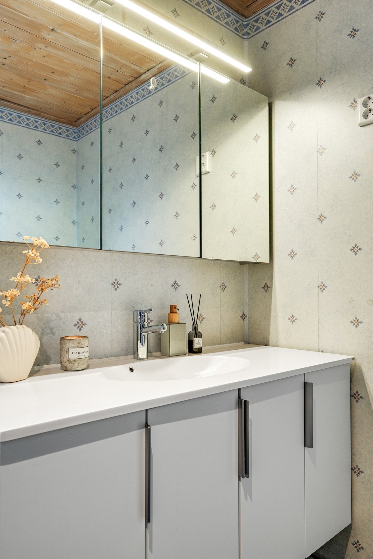 Pen baderomsinnredning med speilskap Galleribilde