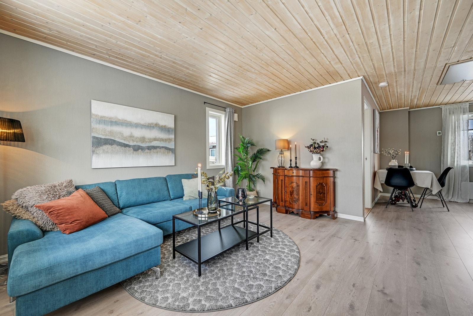 God plass til deilig sofa og vitrineskap i stuen for de som ønsker denne løsningen. Vinduene i stuen gir mye lys inn i leiligheten. Galleribilde