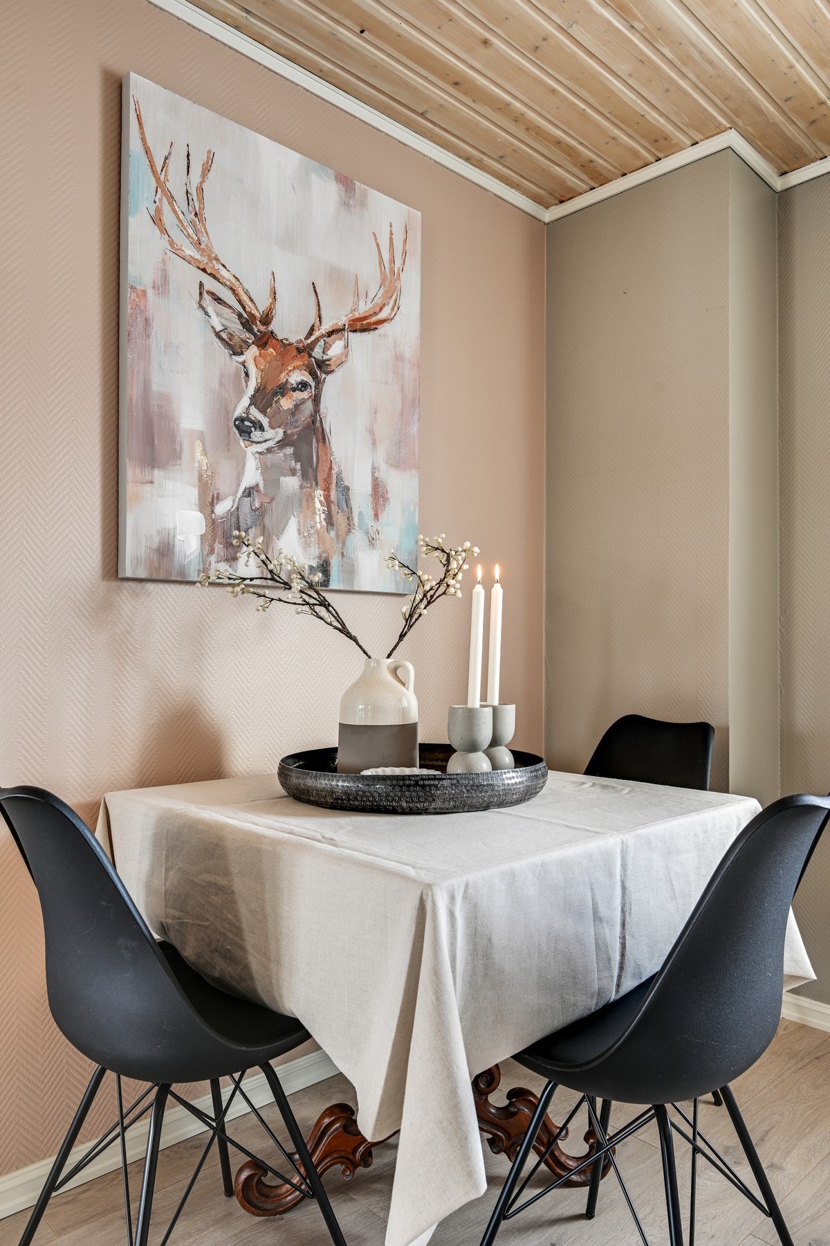 God plass til spisebord på kjøkkenet hvor dagens måltider kan inntas Galleribilde