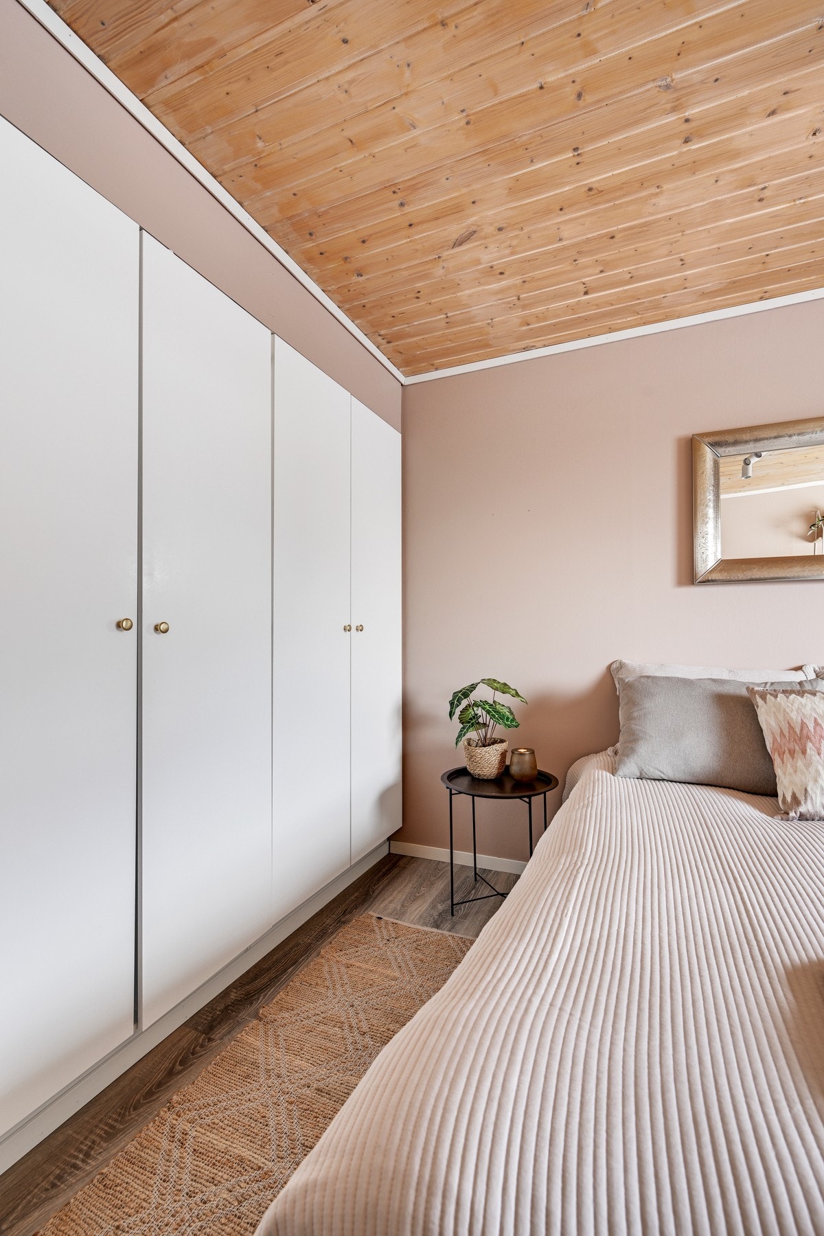 På hovedsoverommet er det garderobeskap med god plass Galleribilde