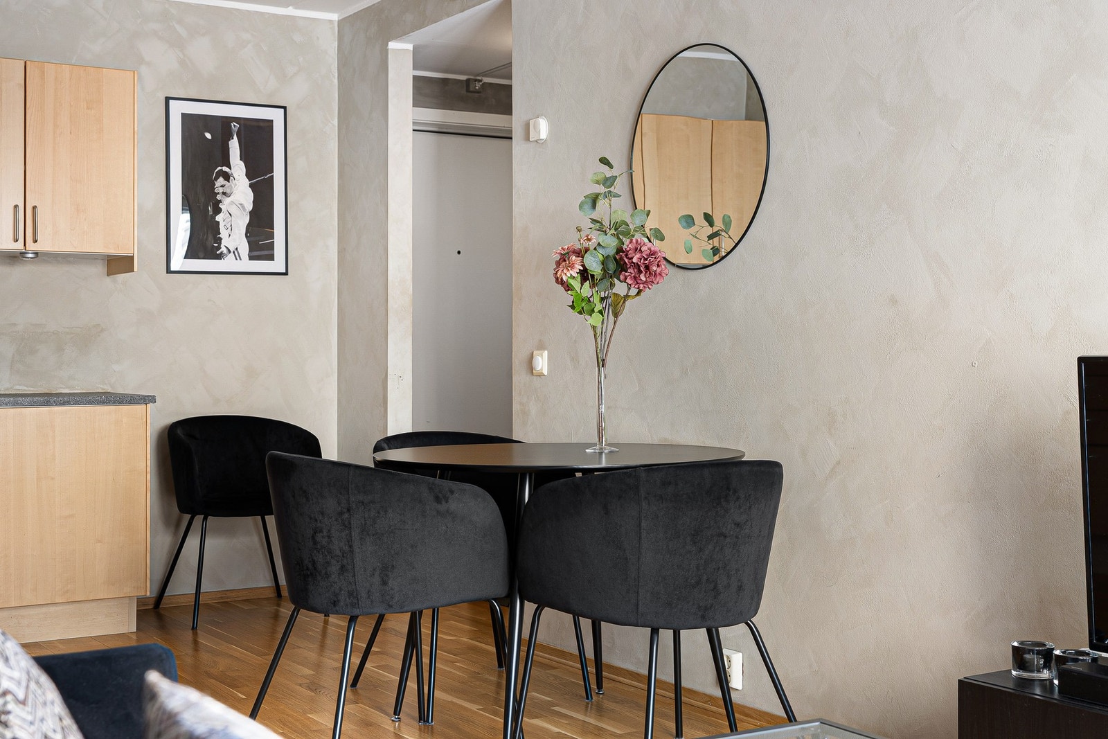 Mellom stuen og kjøkkenet er det god plass til et hyggelig spisebord. Galleribilde