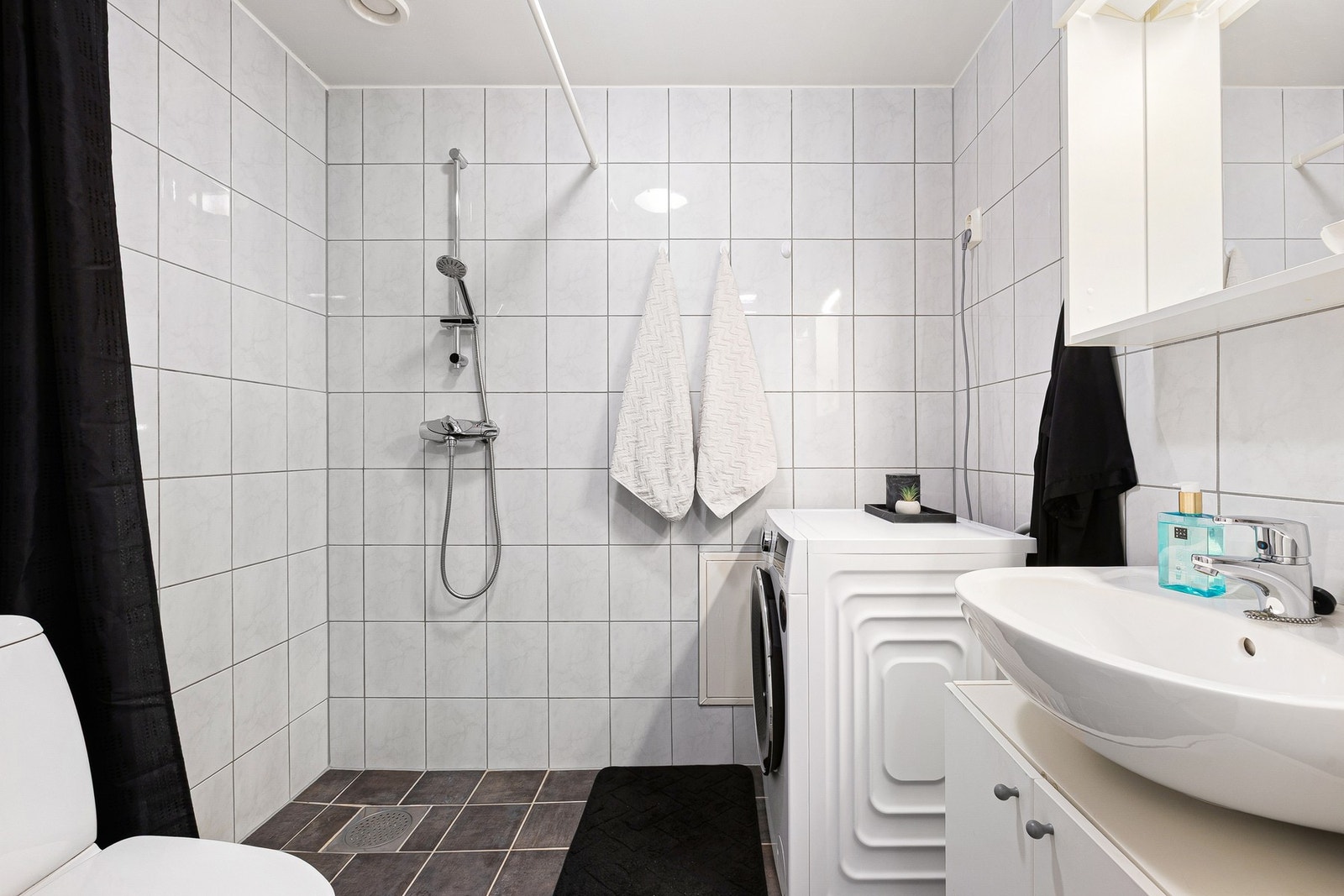 Pent flislagt bad på 3,2 kvm med med elektrisk gulvvarme. Galleribilde