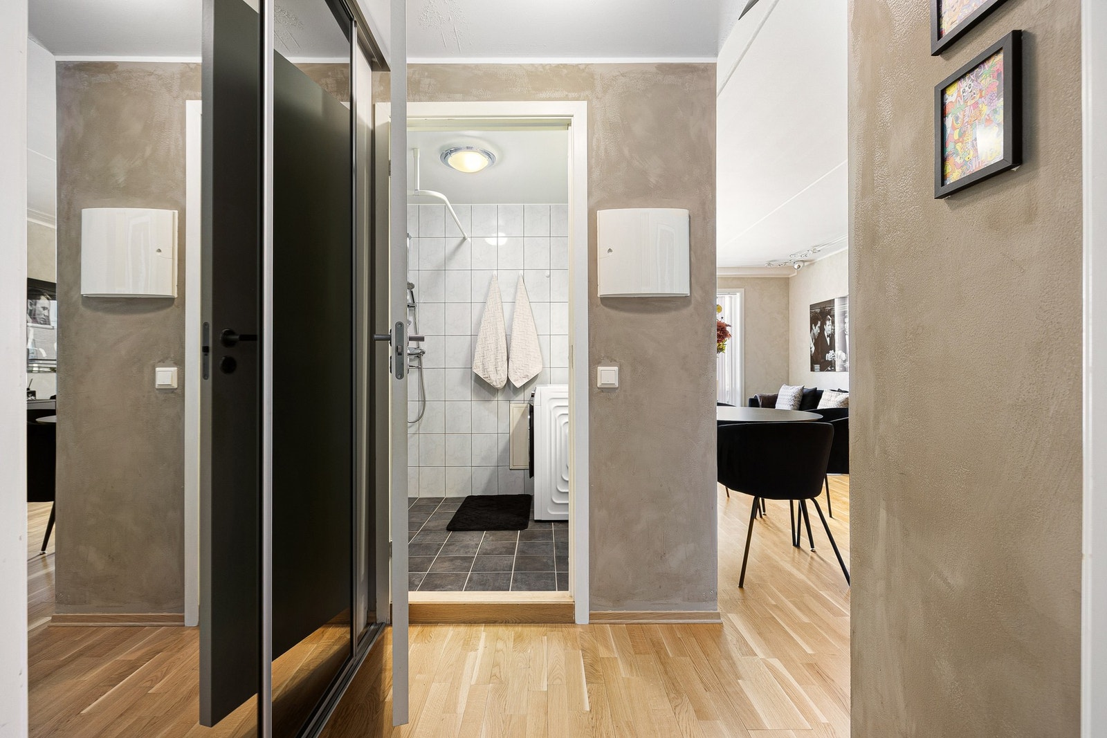 Fin entré med oppbevaring i skyvedørsgarderobe. Galleribilde