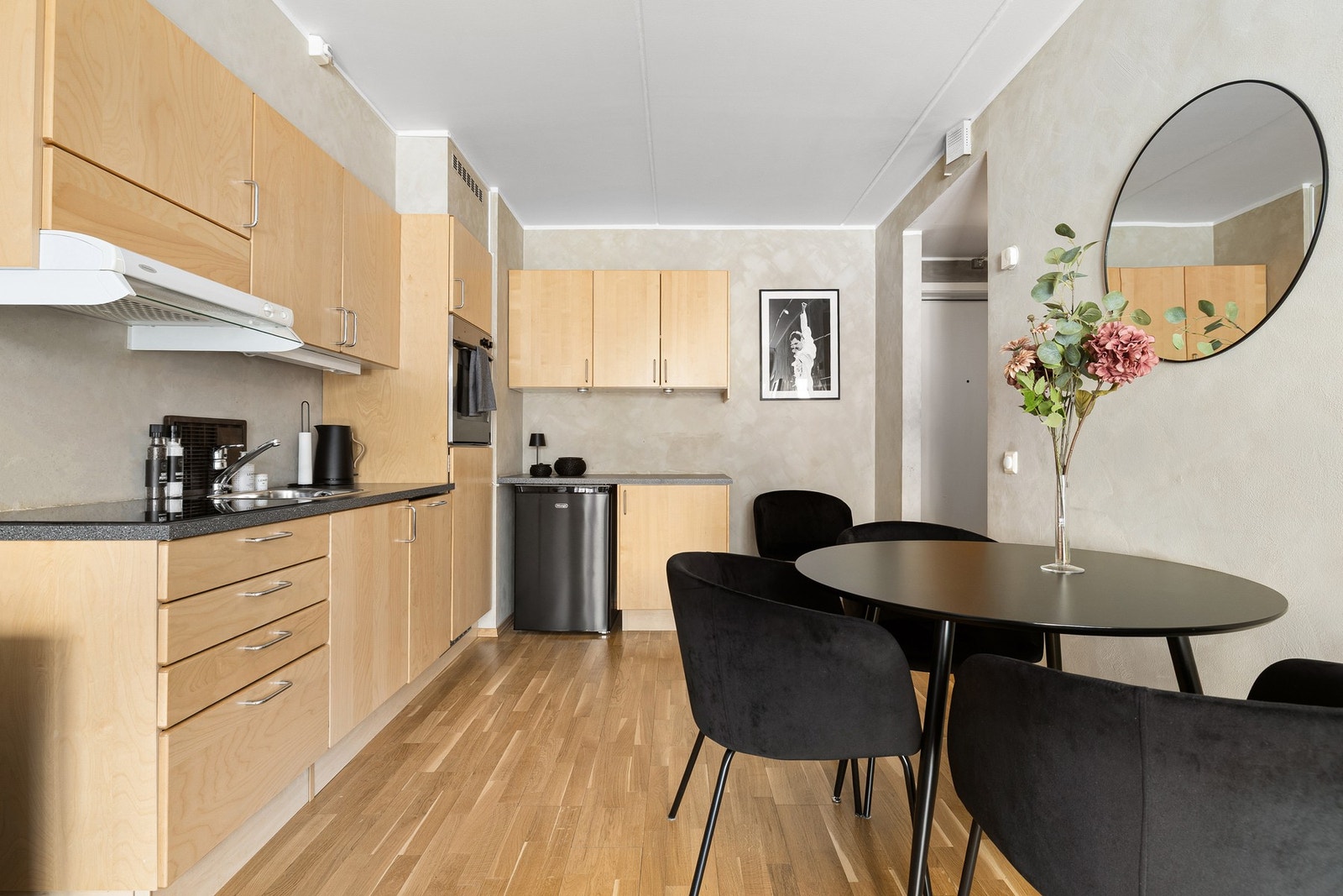 Kjøkkenet er innredet med plane fronter og benkeplate er av laminat. Integrerte hvitevarer består av platetopp, stekeovn, oppvaskmaskin og kjøleskap. Overflater og innredningen på kjøkkenet har fått tilstandsgrad 1 av takstmann. Galleribilde