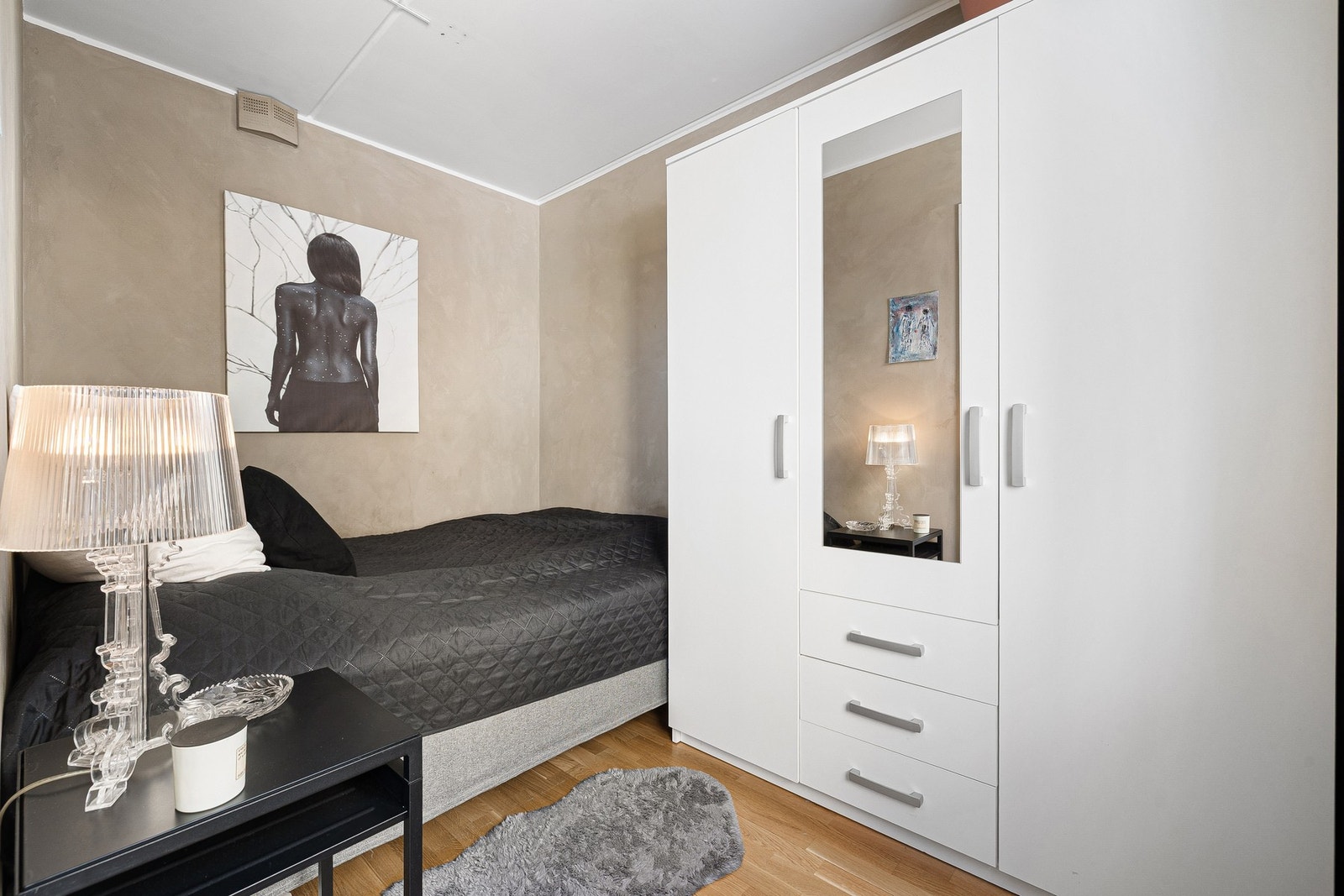 Romslig soverom på 6,6 kvm. Her er det god plass til seng og oppbevaring i garderobeskap. Galleribilde