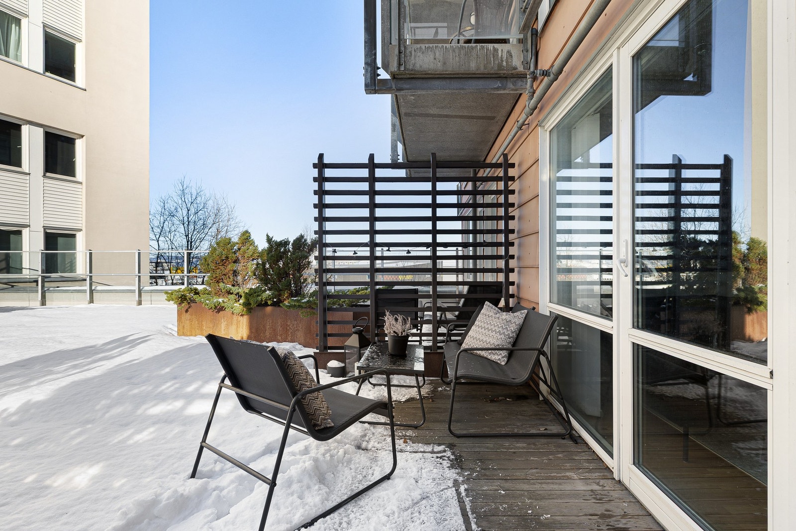 Koselig terrasse med gode muligheter for å opprette sittegrupper. Galleribilde