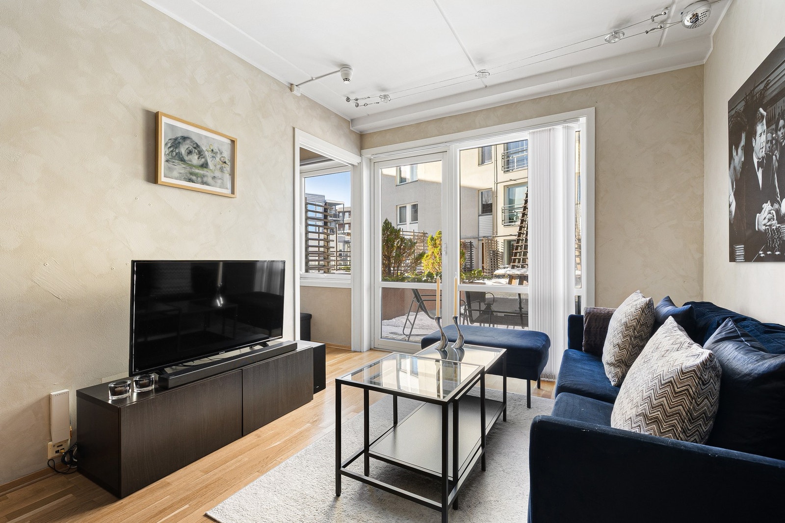 Leiligheten har en åpen stue/kjøkkenløsning på 18,5 kvm. Galleribilde