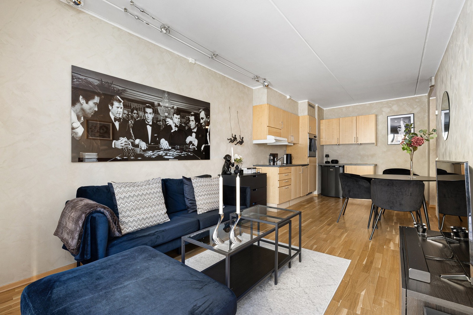 På stuen/kjøkkenet er det parkett på gulv over gulvvarme, malte slette vegger og malt slett himlingsflate. Galleribilde