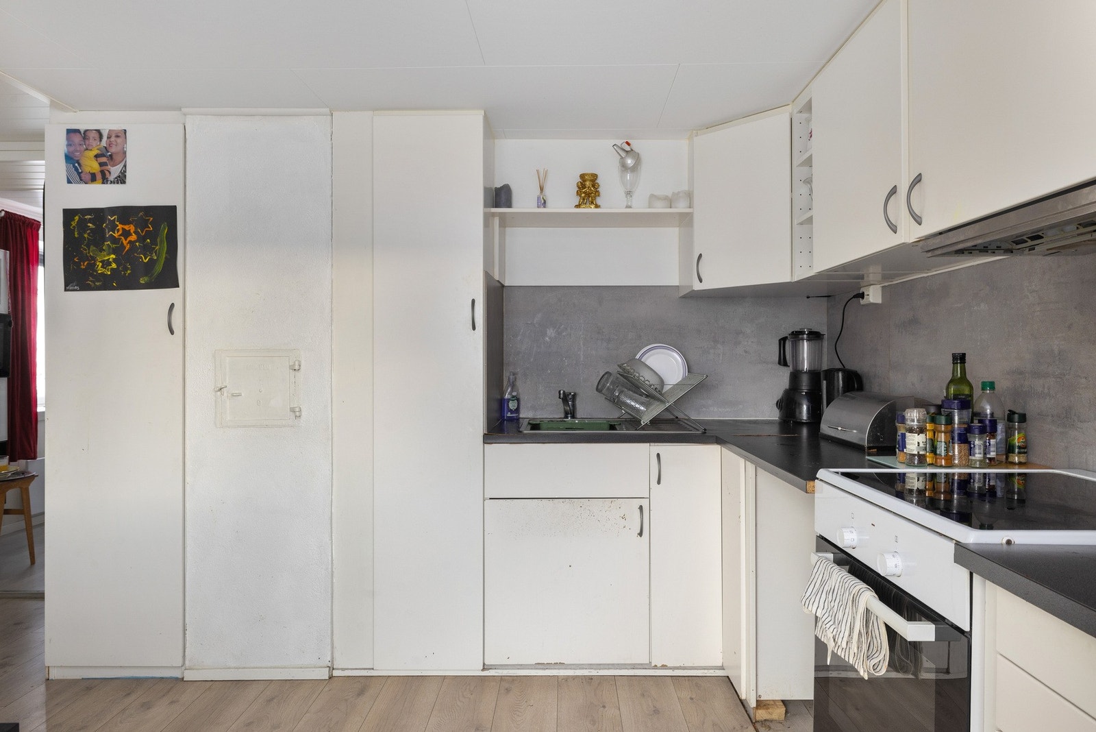 Kjøkken med avsatt plass til frittstående hvitevarer. Galleribilde