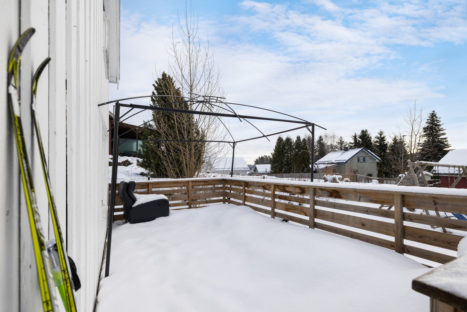 Stor veranda hvor du kan lage en hyggelig uteplass. Galleribilde