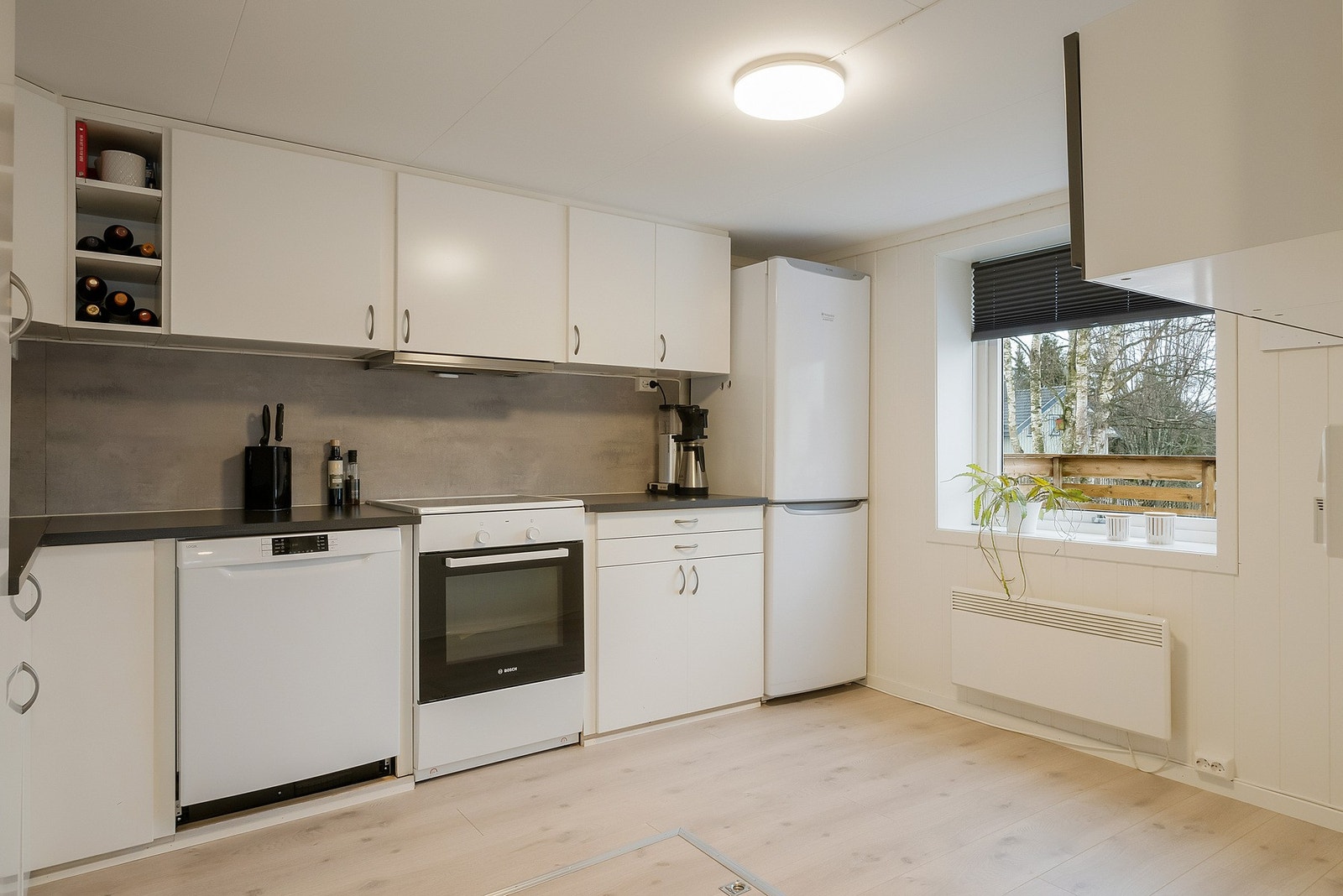 Bilde fra tidligere salg viser plass til oppvaskmaskin, komfyr og kjøleskap. Galleribilde