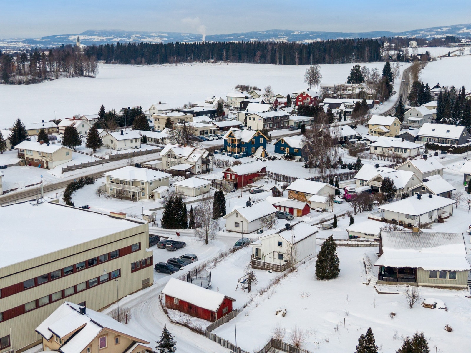 Det er ca. 3 km til Ridabu og ca. 5.5 km til Hamar sentrum. Galleribilde