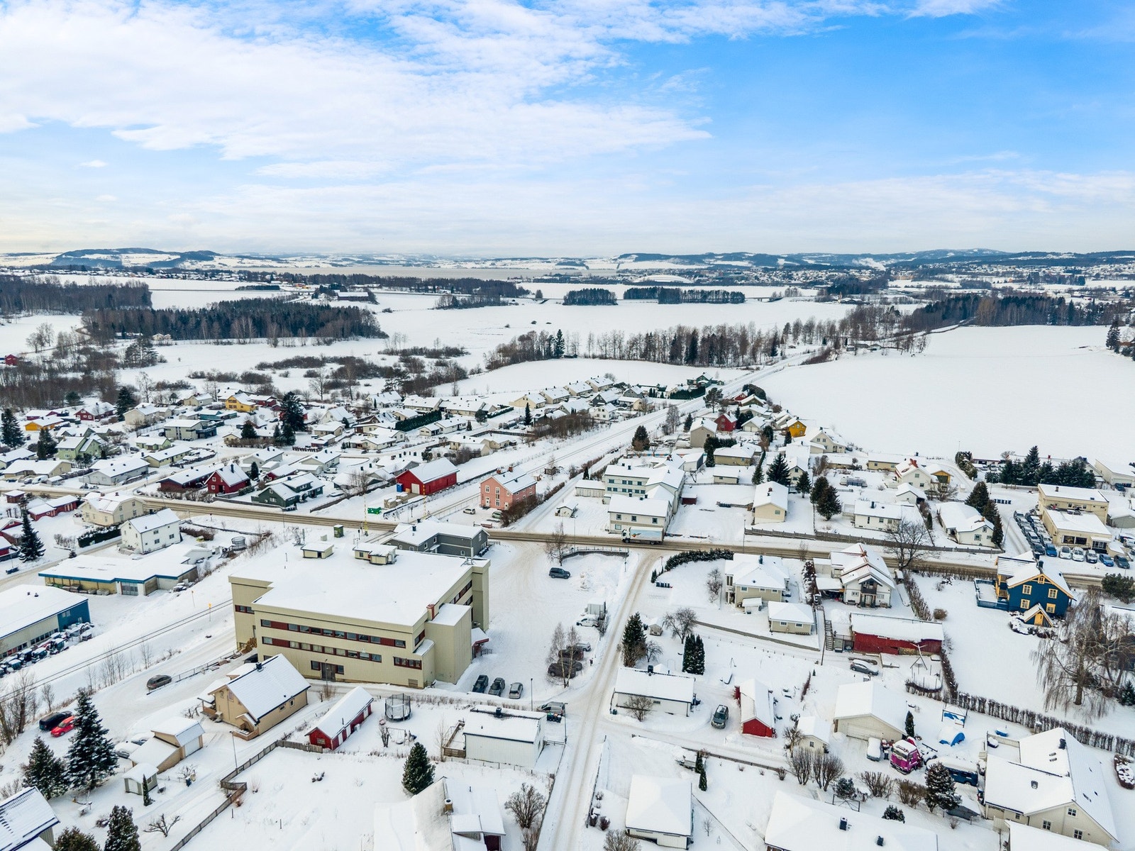 Eiendommen ligger i et veletablert område bestående av bebyggelse..... Galleribilde