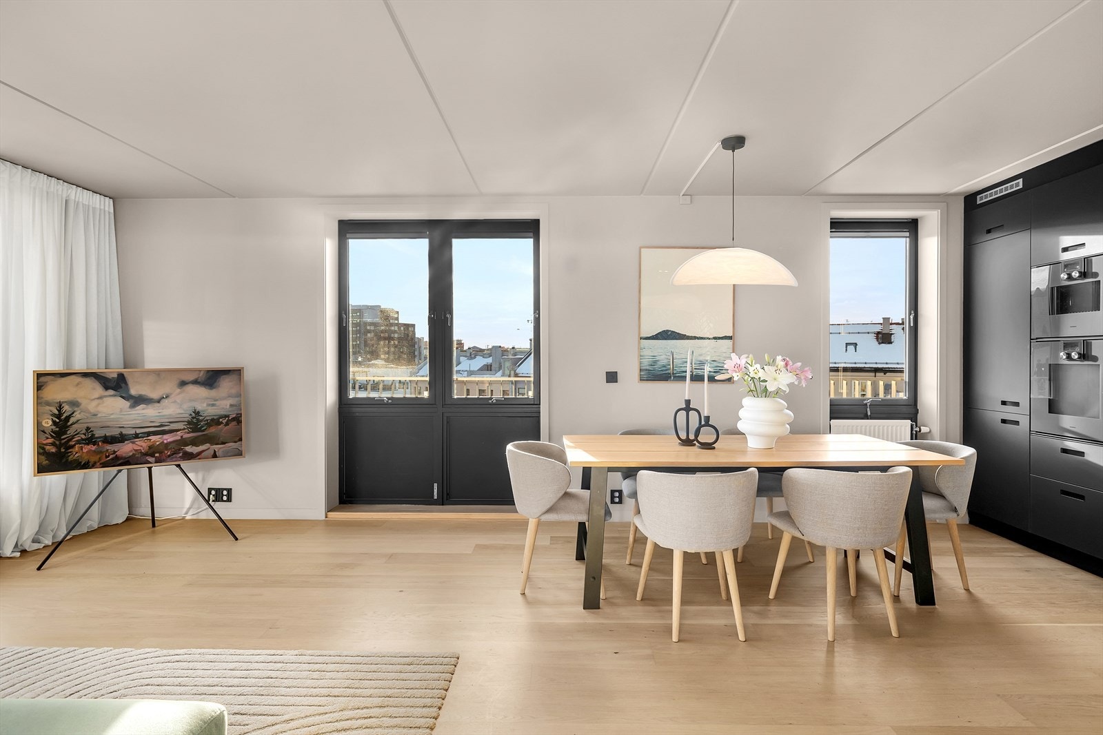 Flotte, tidløse overflater med én-stavs parkettgulv og lyse, slette veggflater. Galleribilde