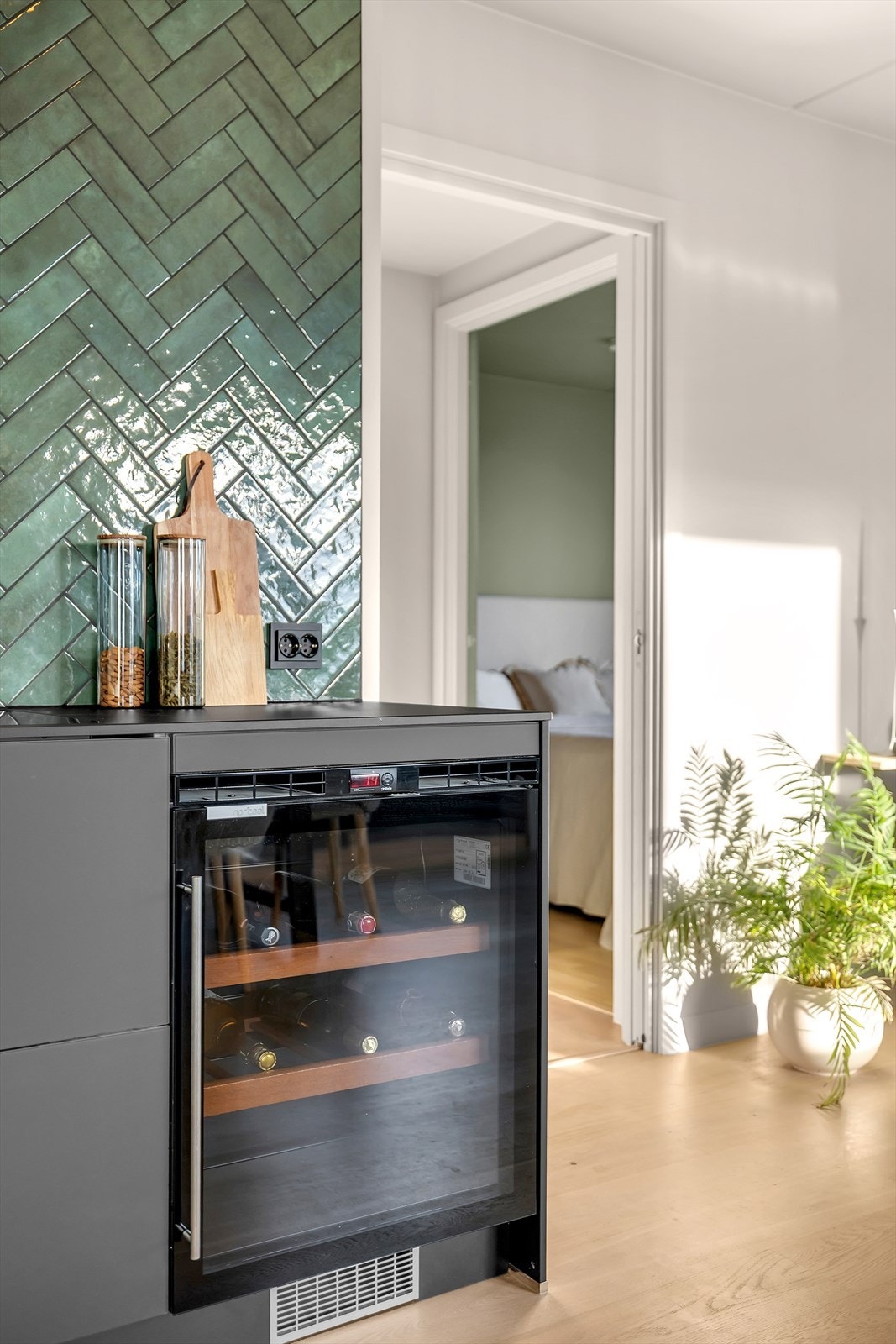 Vinskap integrert i kjøkkeninnredningen. Galleribilde