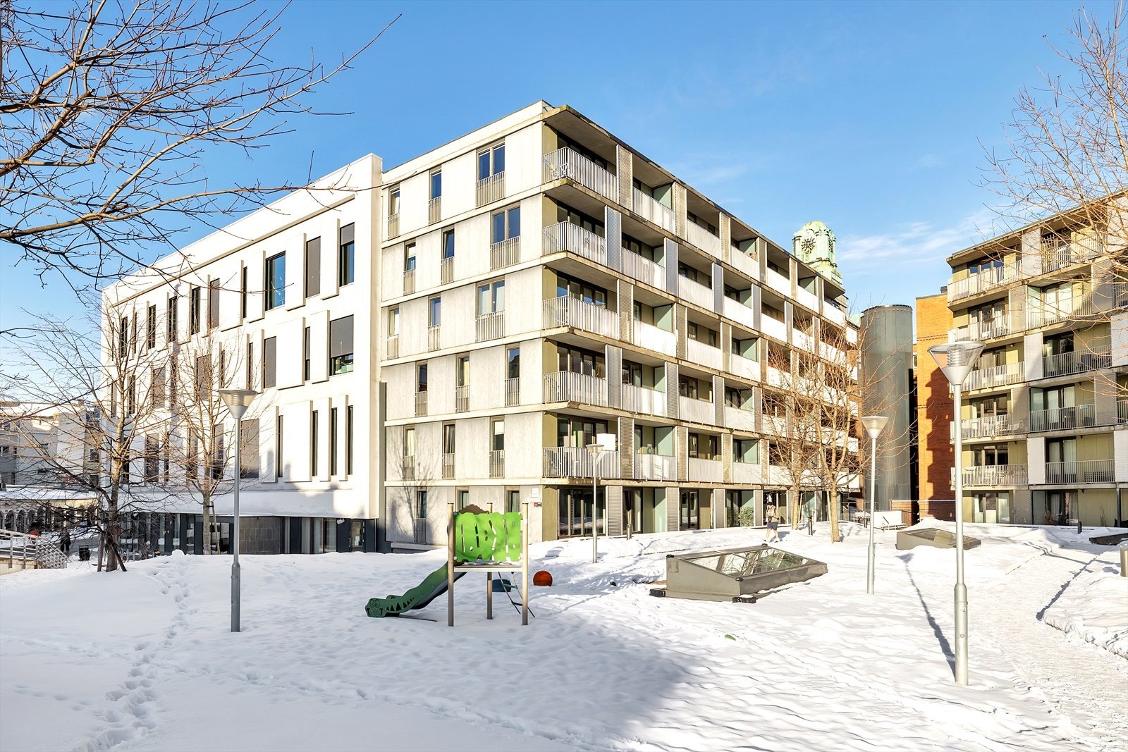 Moderne arkitektur med lekeplass skaper et familievennlig miljø. Galleribilde