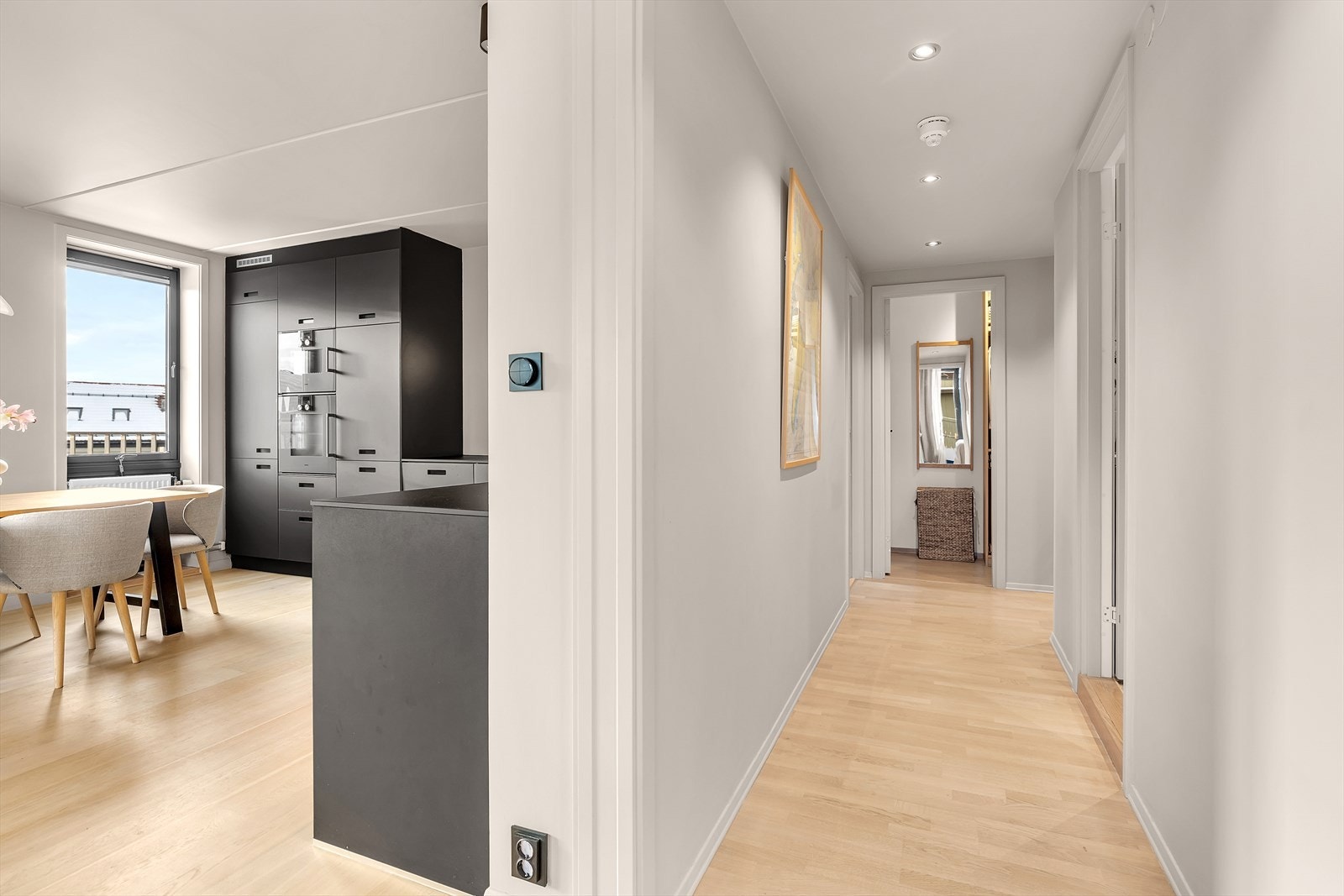 Gangen leder vei til de andre rommene i leiligheten. Galleribilde