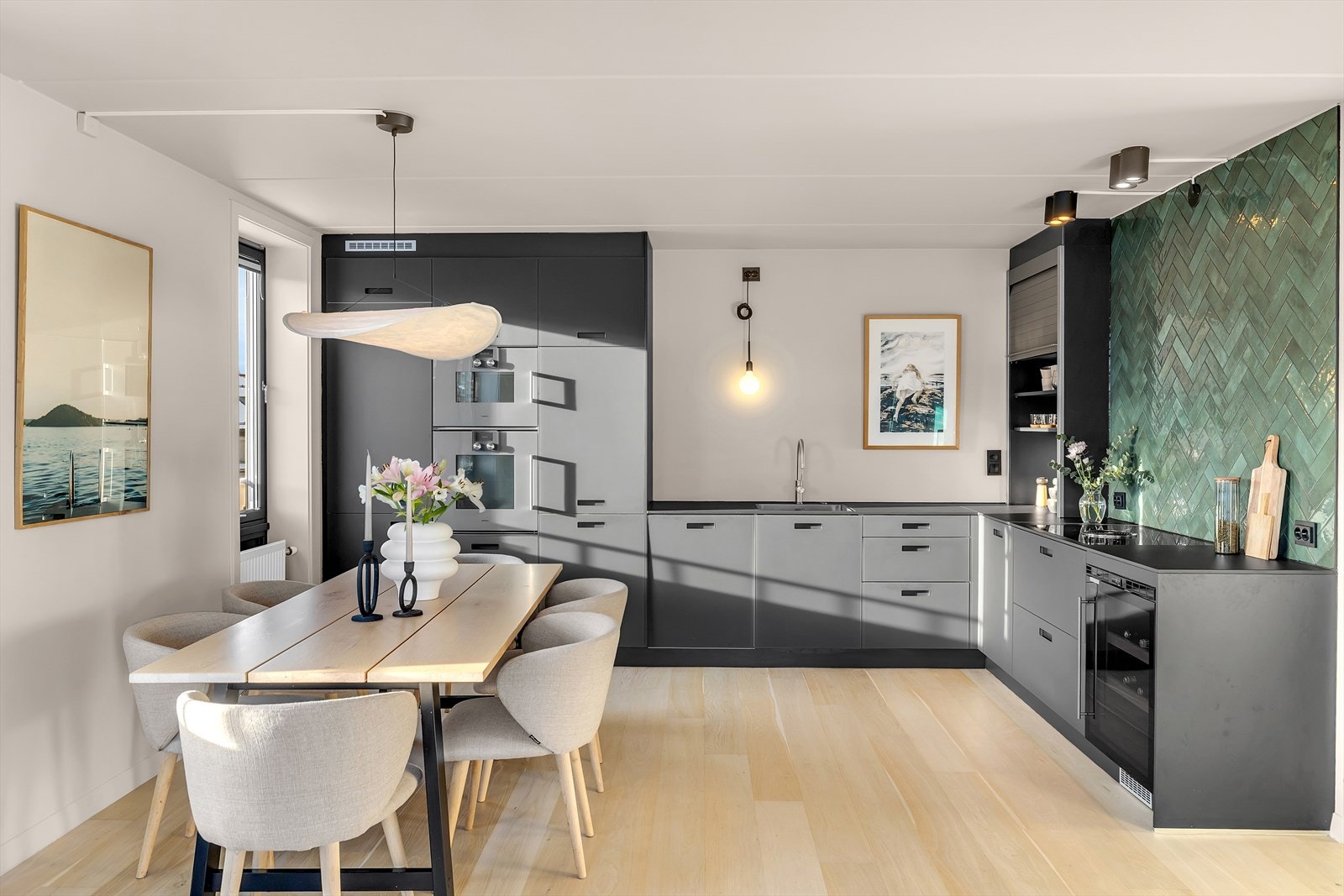 Strøkent designkjøkken som heter Next125 og er premium modellen til Schüller kjøkken fra Tyskland. Galleribilde