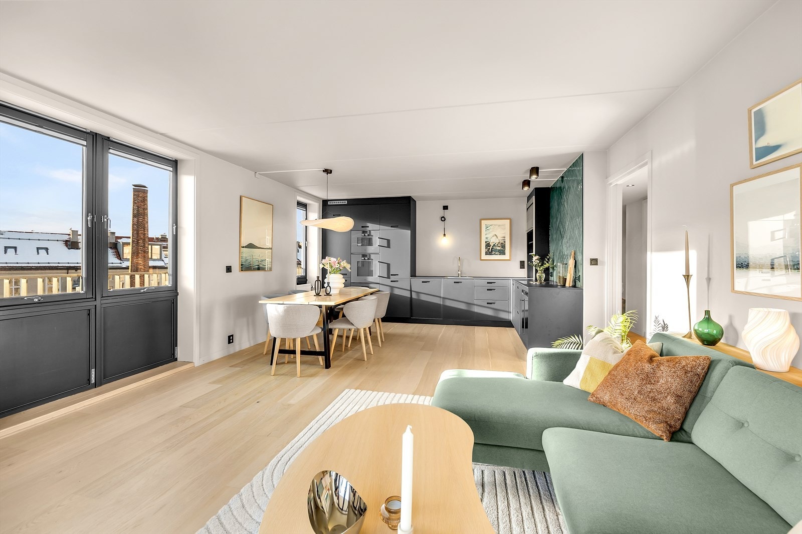 Det er videre plass til et spisebord hvor en bedre middag kan nytes sammen med godt selskap. Galleribilde