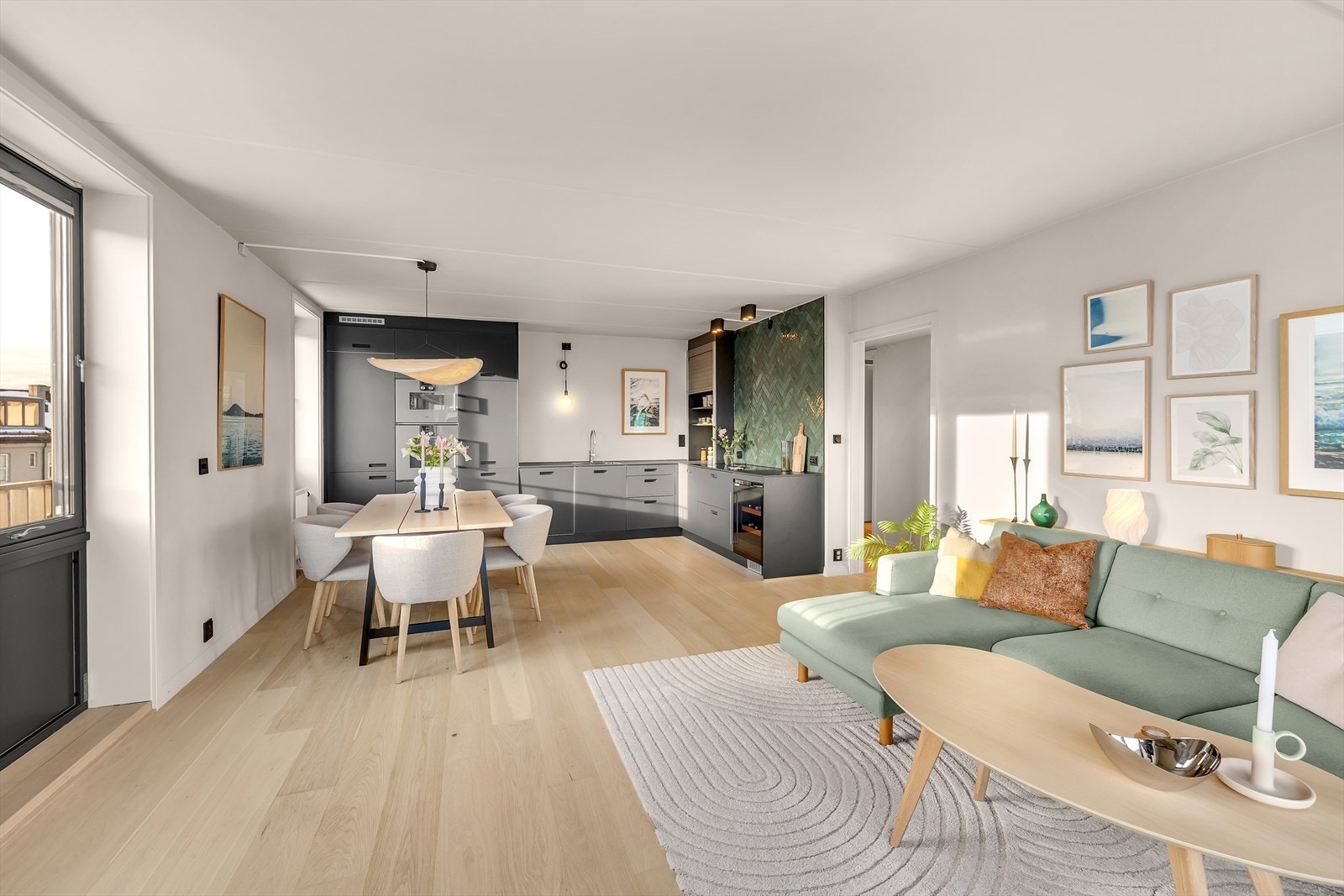 Åpen løsning mellom stue og kjøkken gir en romslig følelse. Galleribilde